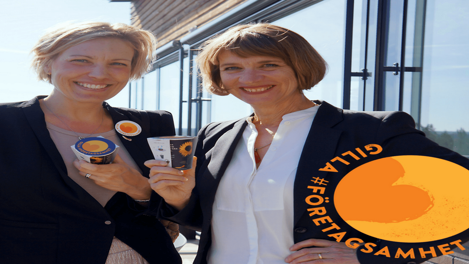 Annika Bröms och Lotta Giesenfeld Boman håller i varsin solrosmugg.