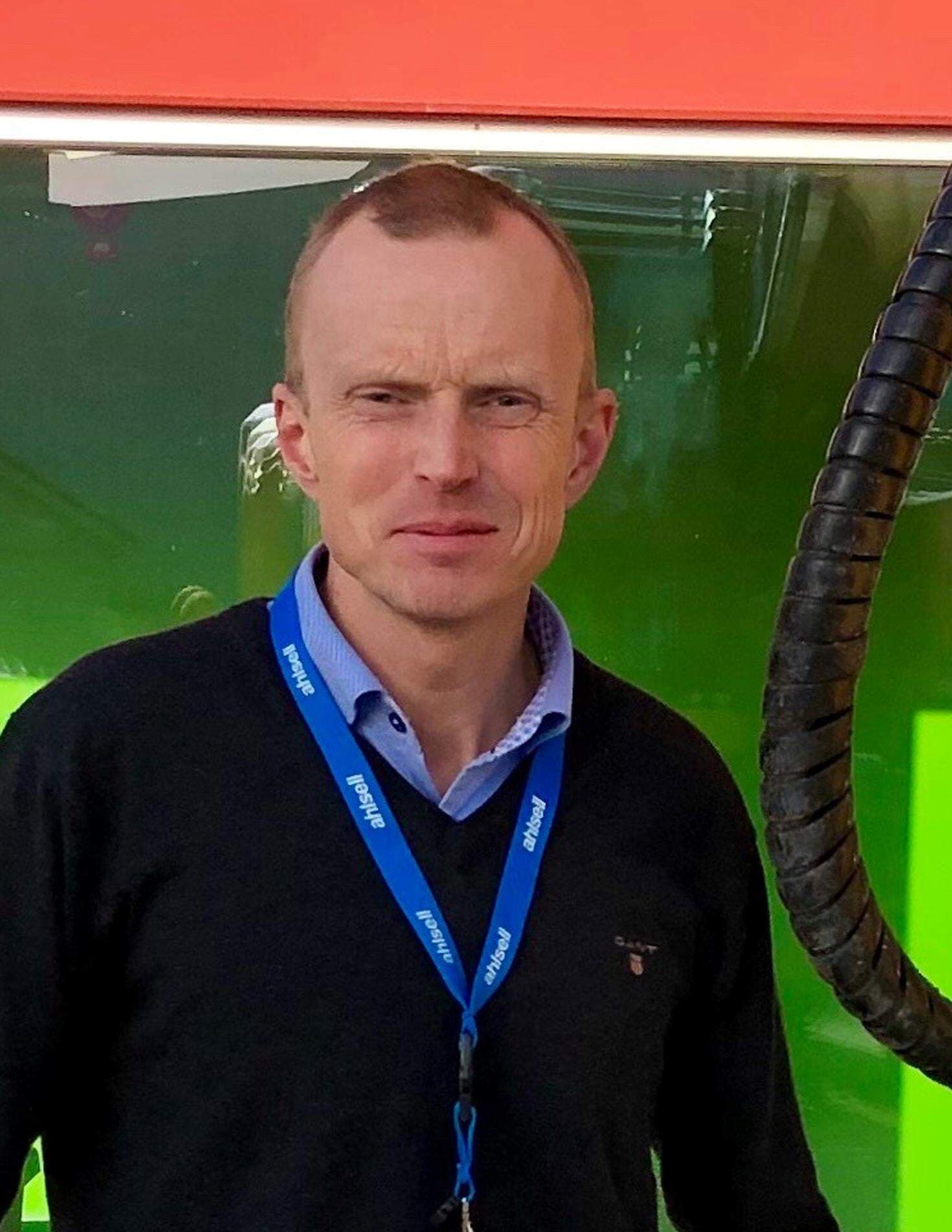 Jonas Thorstenson framför en grävskopa