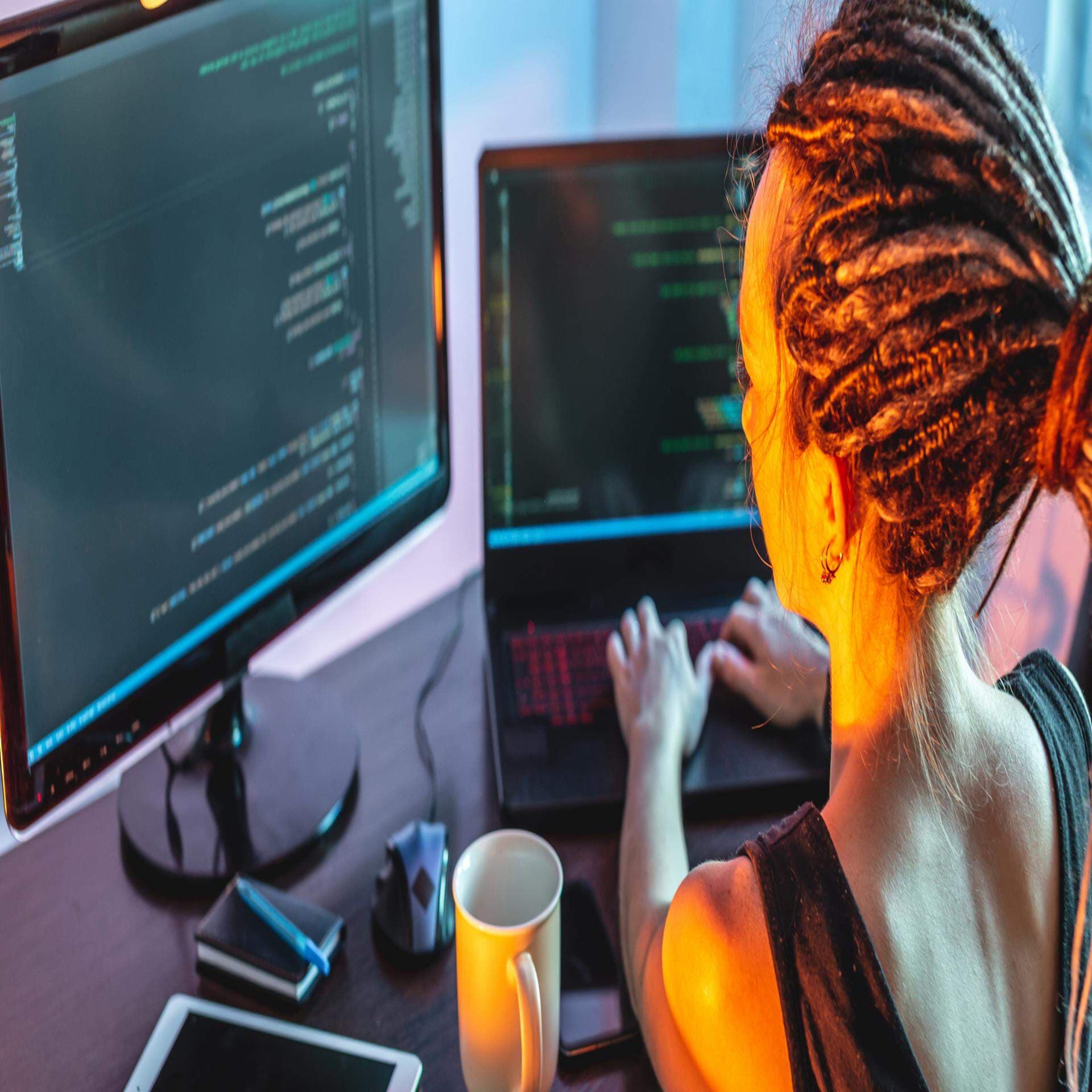 Kvinna som programerar