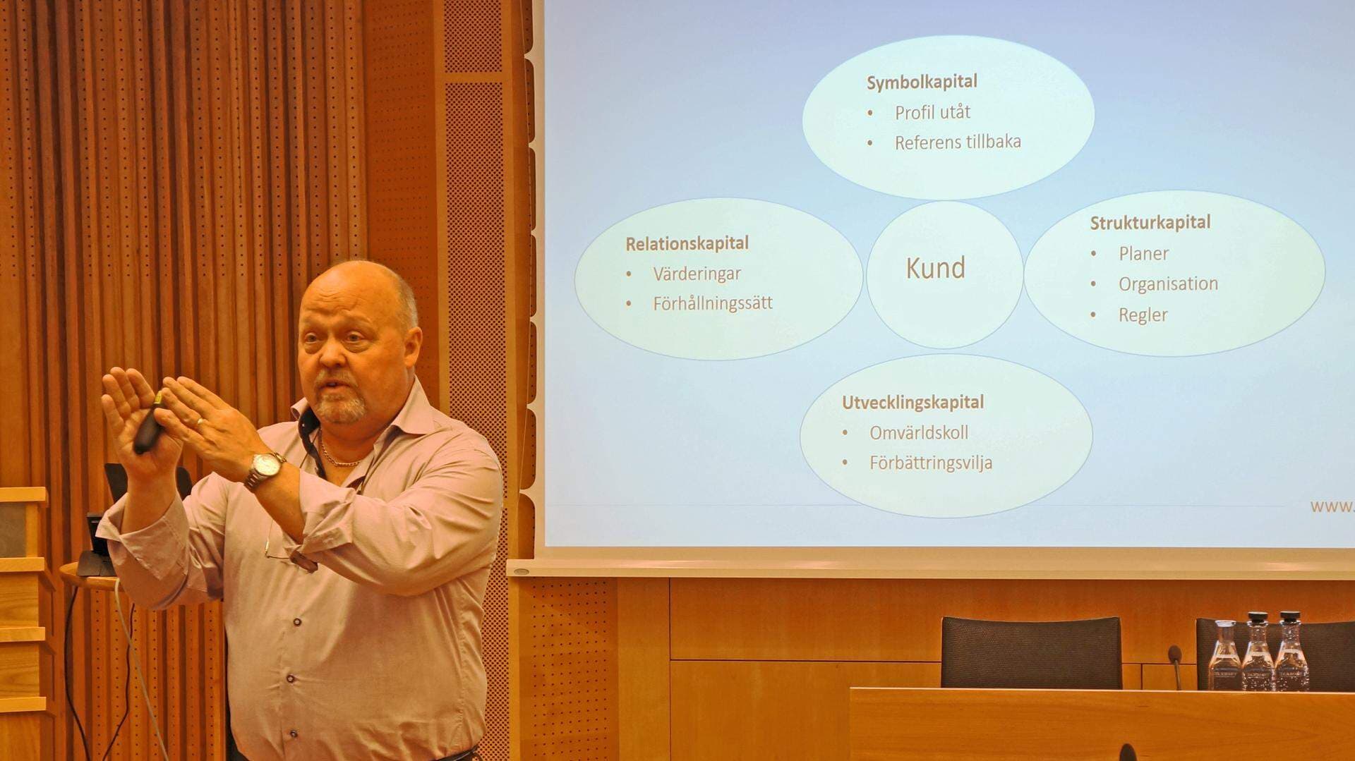 Lars Svorse målade upp en organisationsbild med kunden i centrum omgiven av kapital i fyra olika tappningar.