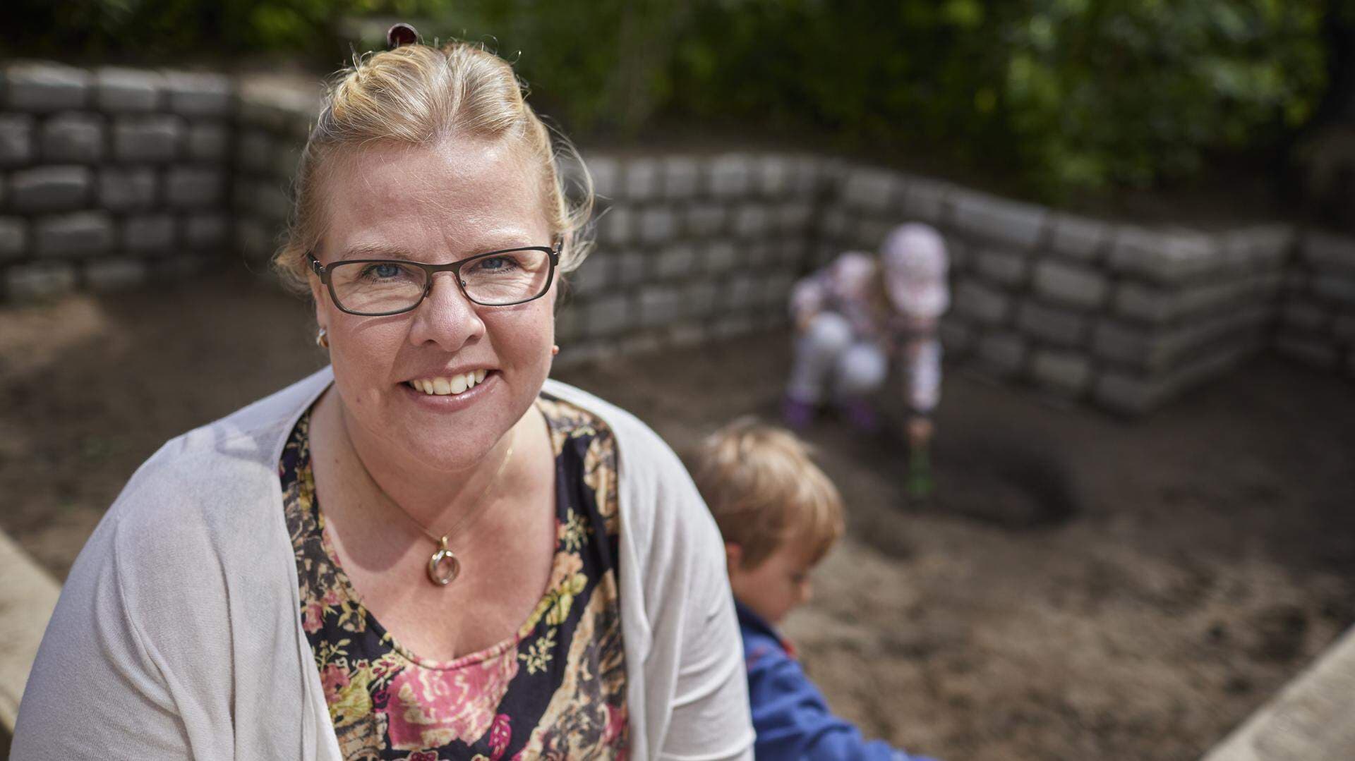 Camilla Lindgren i sandlådan på sin arbetsplats