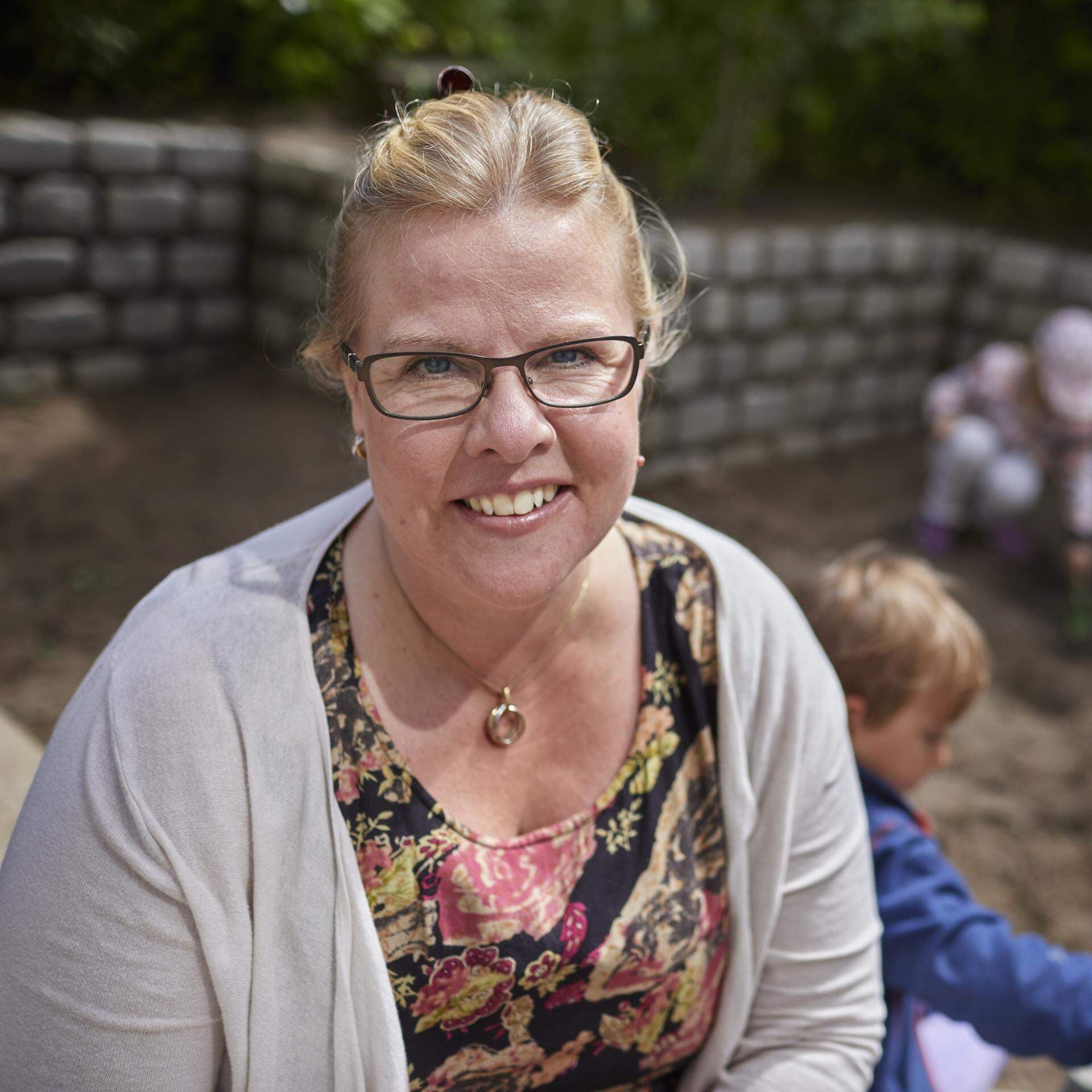 Camilla Lindgren i sandlådan på sin arbetsplats