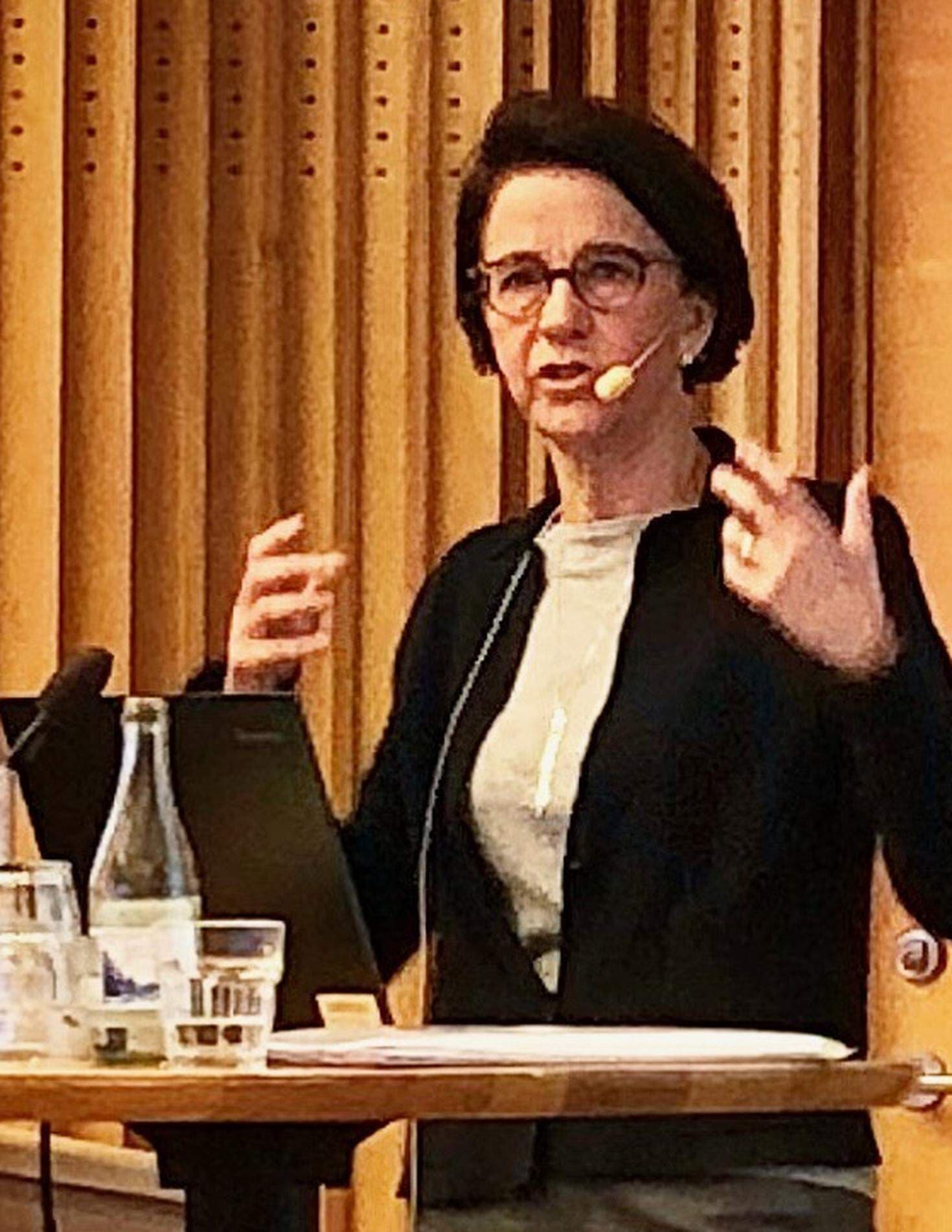 Birgitta Laurent håller föredrag om den nya lagstiftningen om offentlig upphandling.