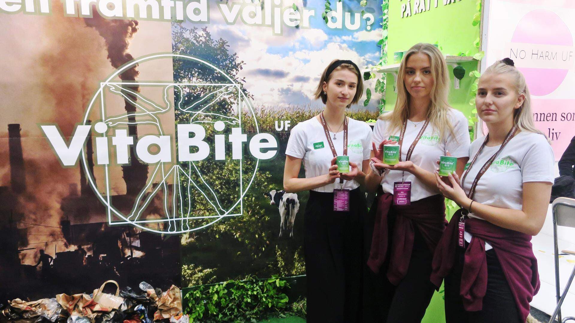 Aglaia Pavlova, Elin Samuelsson, Vilma Rydensjö i sin monter på SM i Ung Företagsamhet