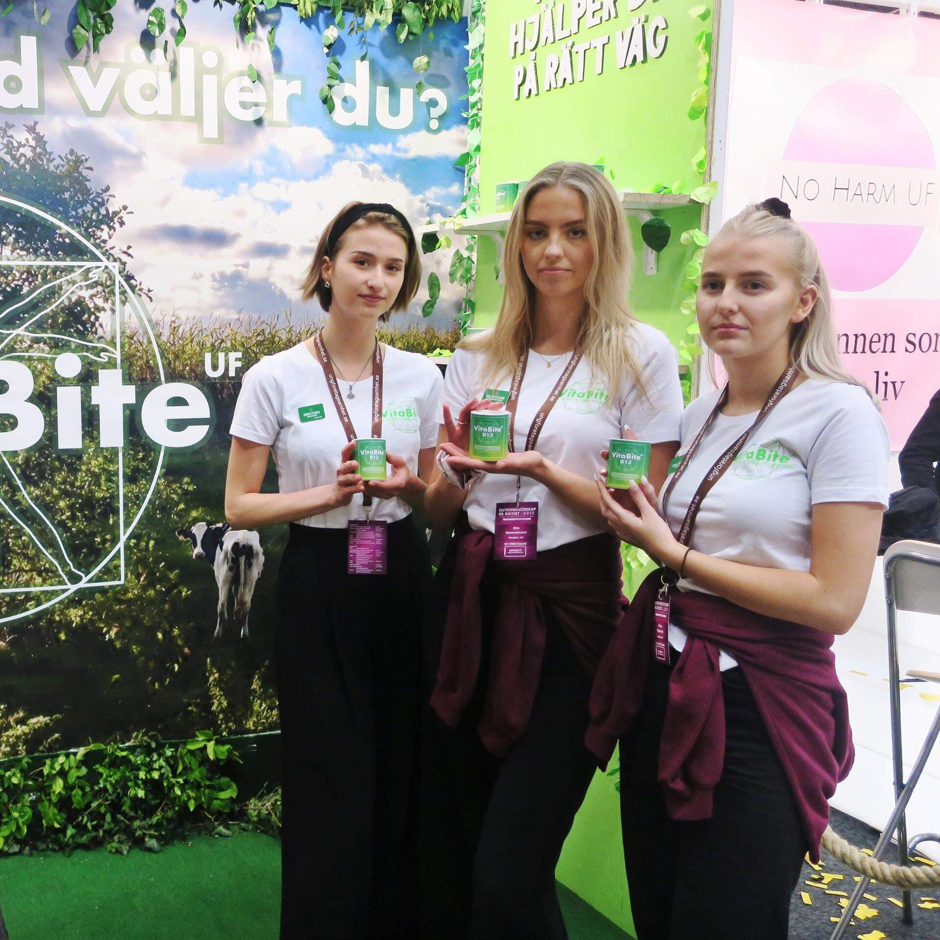 Aglaia Pavlova, Elin Samuelsson, Vilma Rydensjö i sin monter på SM i Ung Företagsamhet