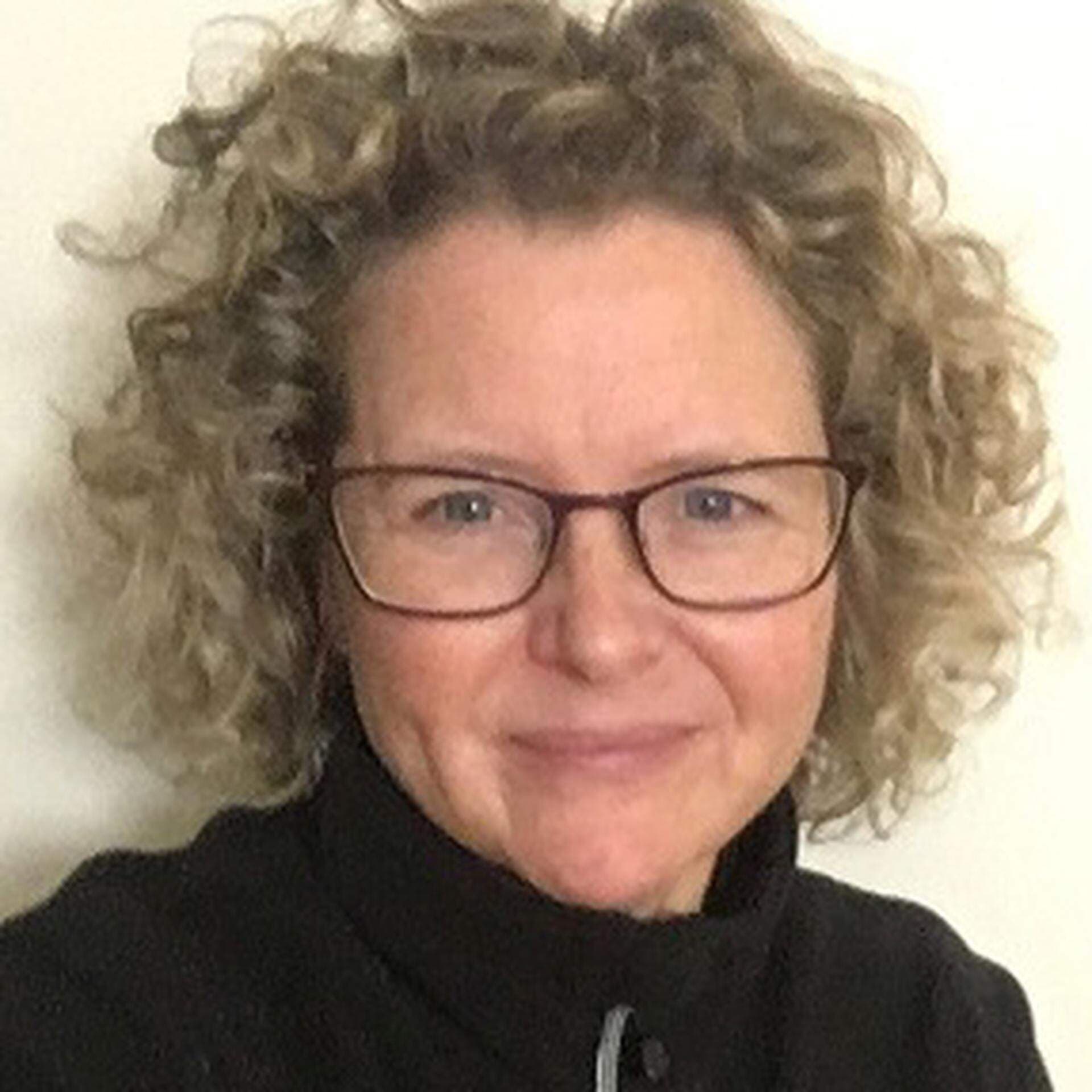 Jenny Lindberg och bild på fasadskylt för Håbo kommun