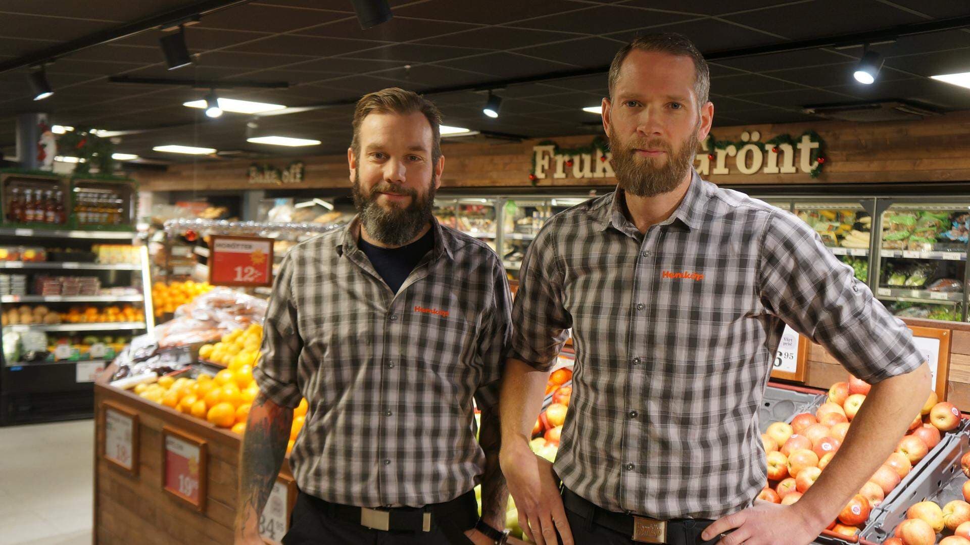 Erik Bärgström & Magnus Lindberg i frukt och gröntavdelingen i butiken i Tierp