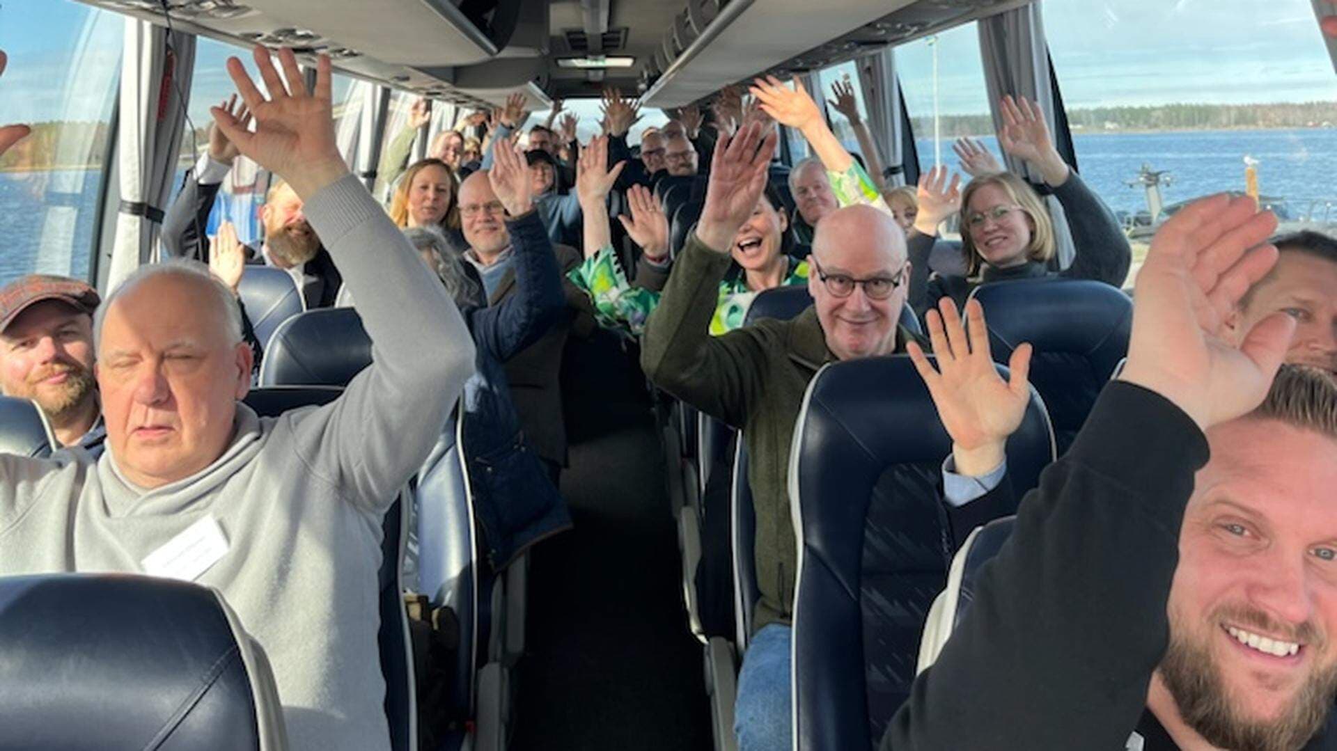 Företagare och politiker reste genom Östhammars kommun för att träffa företag som är med och driver på klimatomställningen.