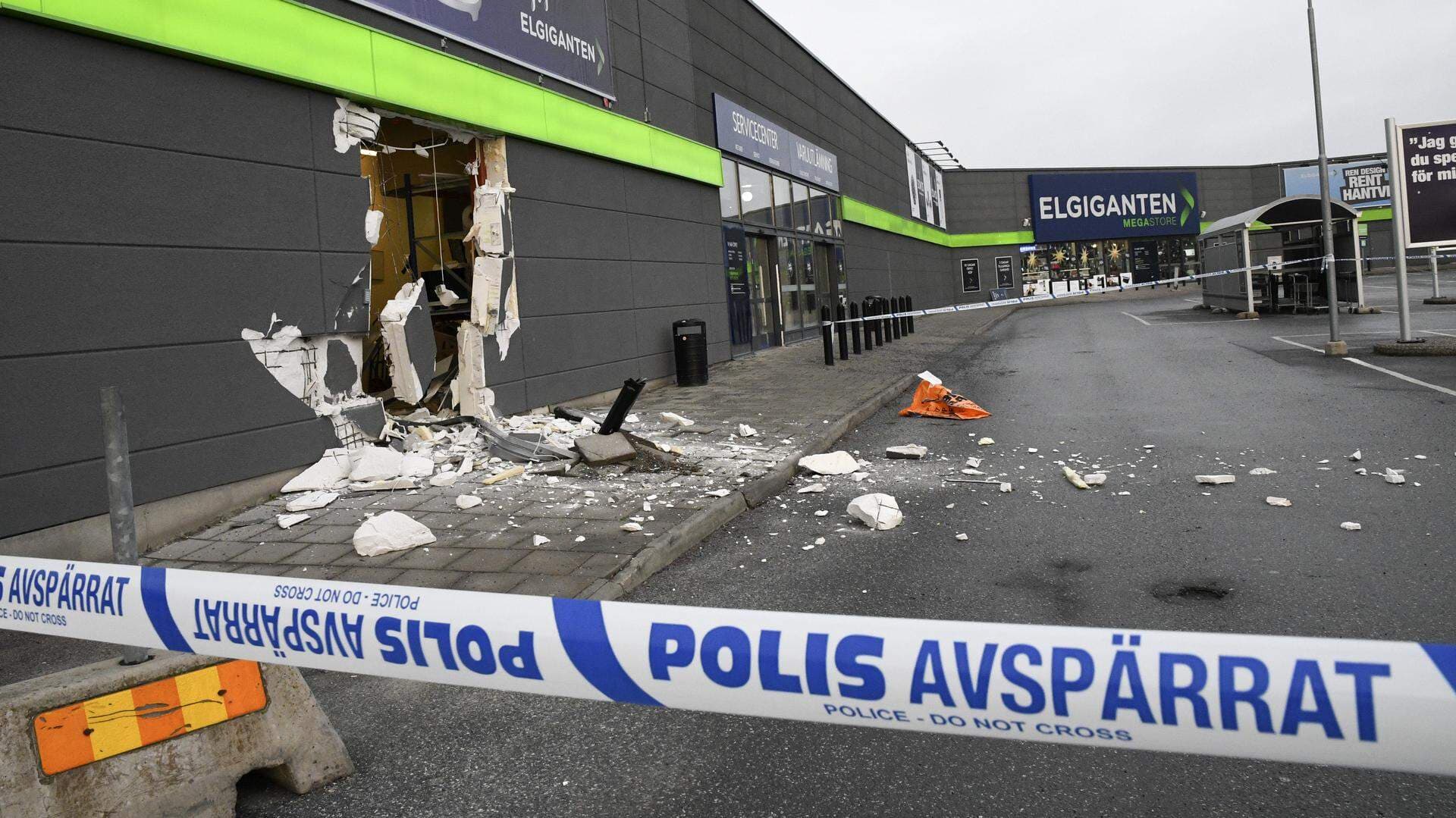 Smash and grab mot elektronikbutik. Hål i ytervägg och polisavstärrningar