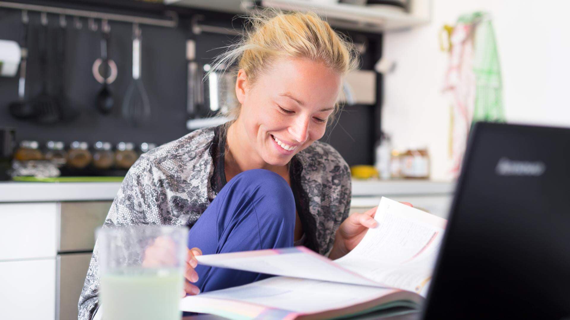 Person som genomför distansutbildning