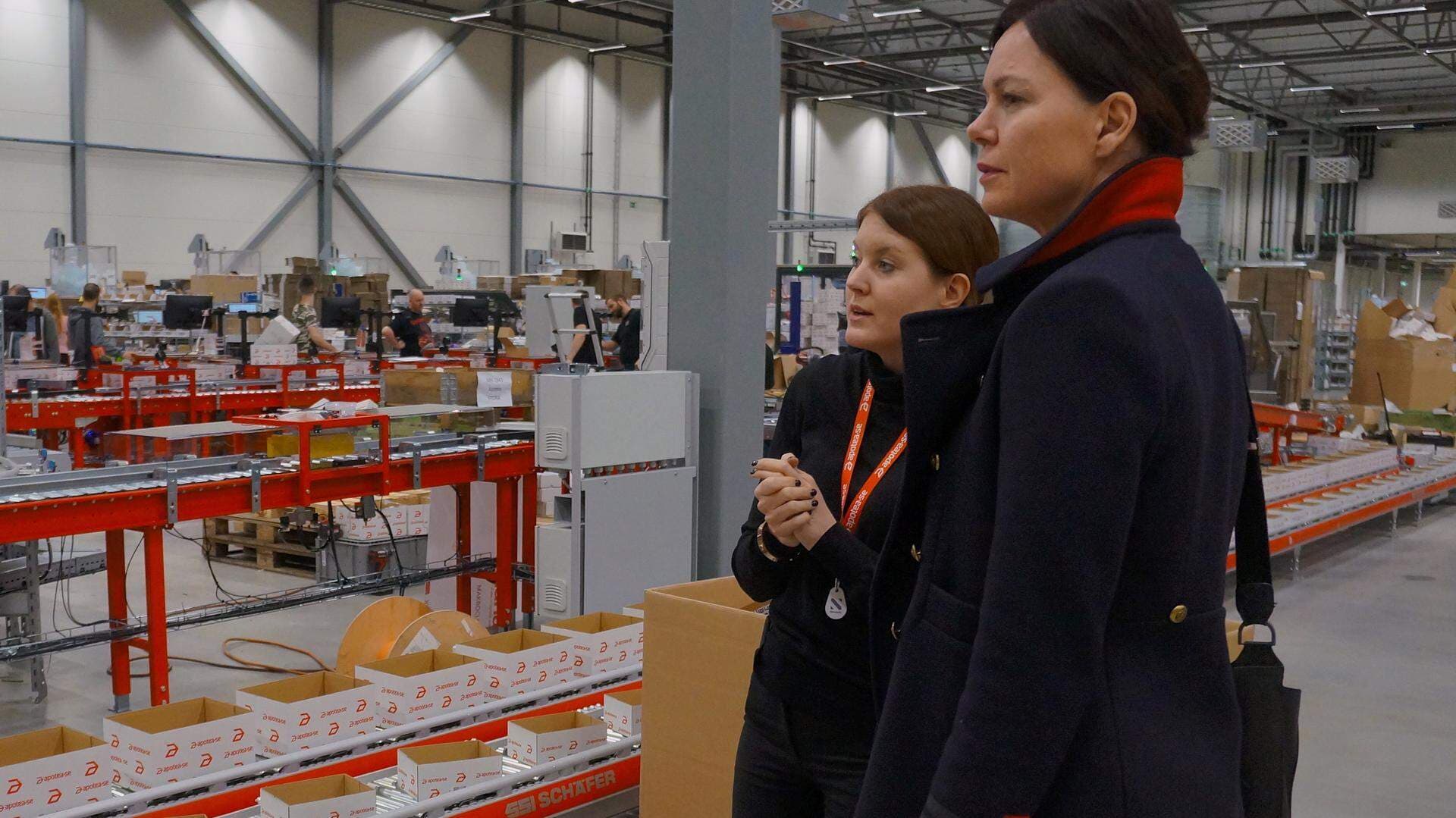 Sarah Ahnström visa Anna-Lena Holmström Apoteas förpackningsled där ambitionen är så lite emballage som möjligt.
