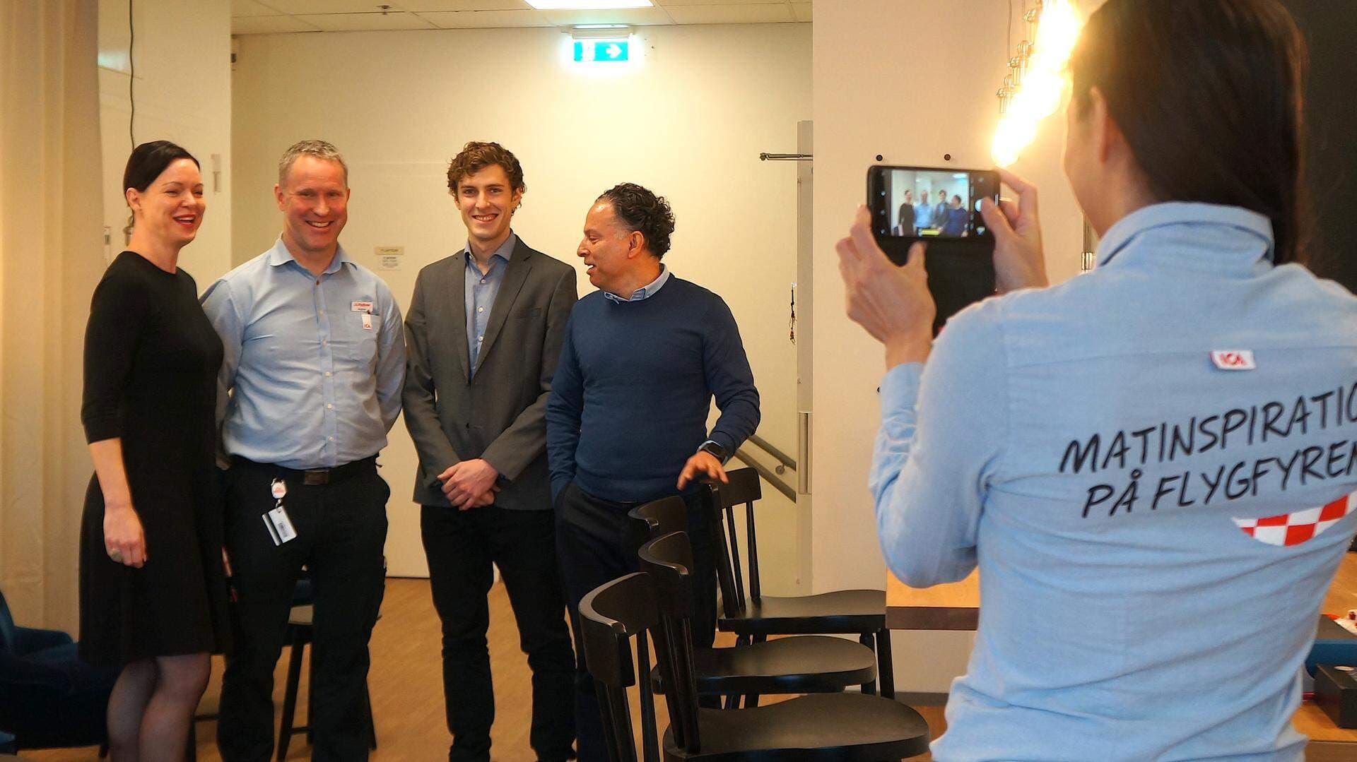 Anna-Lena, Magnus, Marcus och Rodrigo fotas.