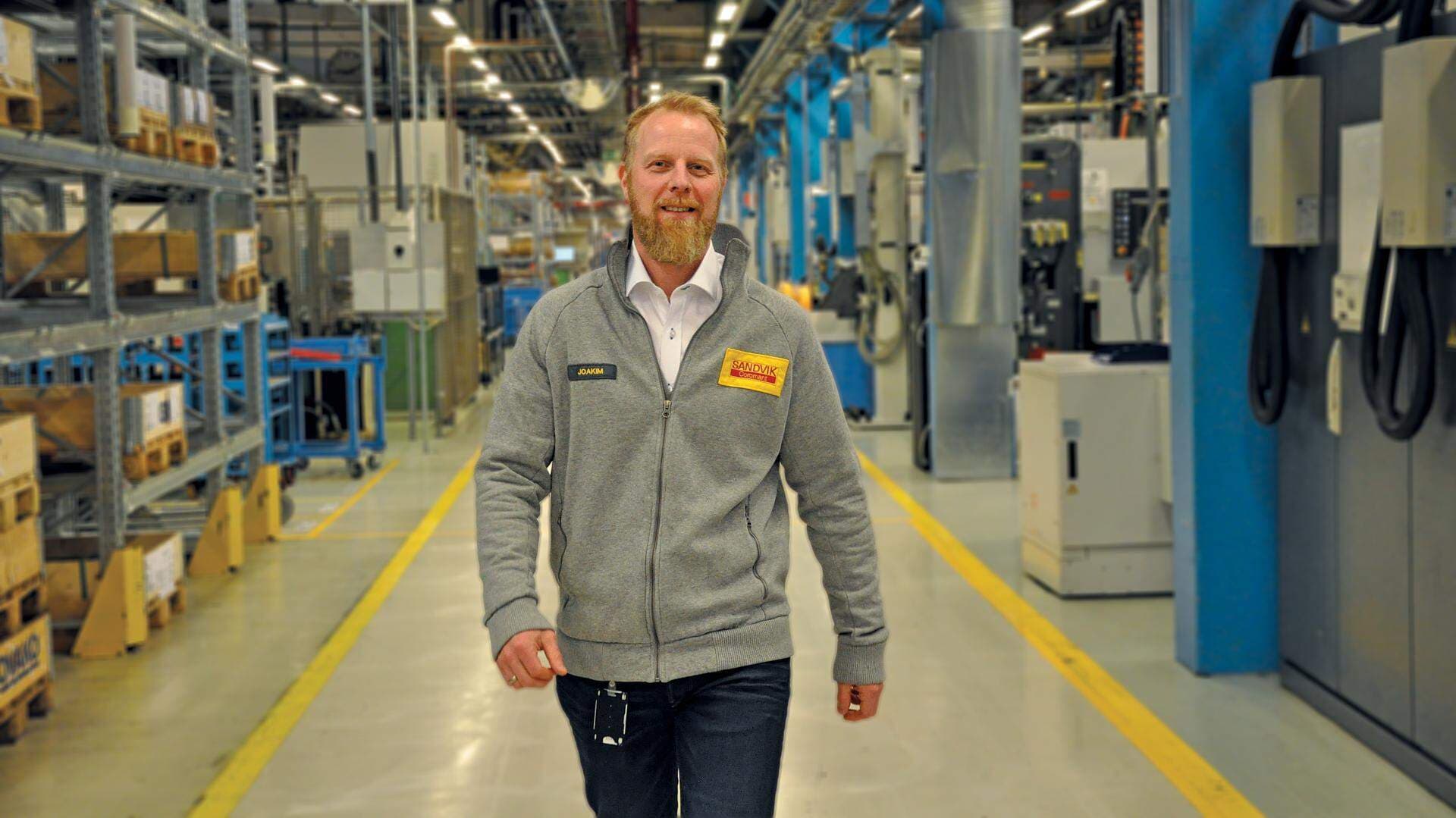 Joakim Fagerudd i fabriken i Gimo