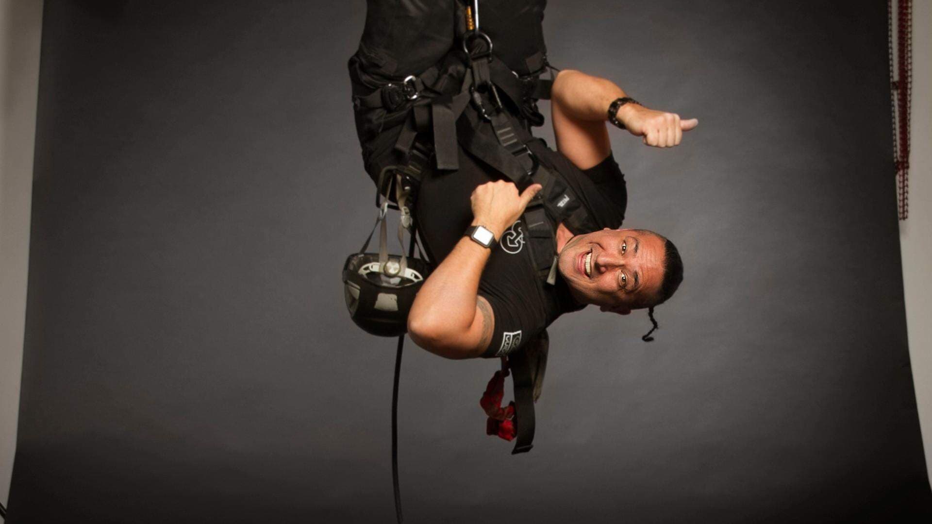 Jonathan Tigrar, GO Adventure Uppsala hänger upp och ner i en klättersele