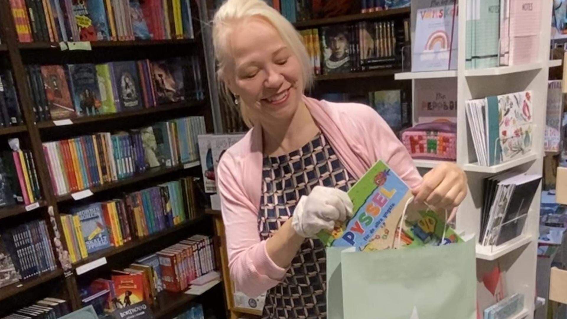 Eija Lietoff Schüssler packar pysselpåsar