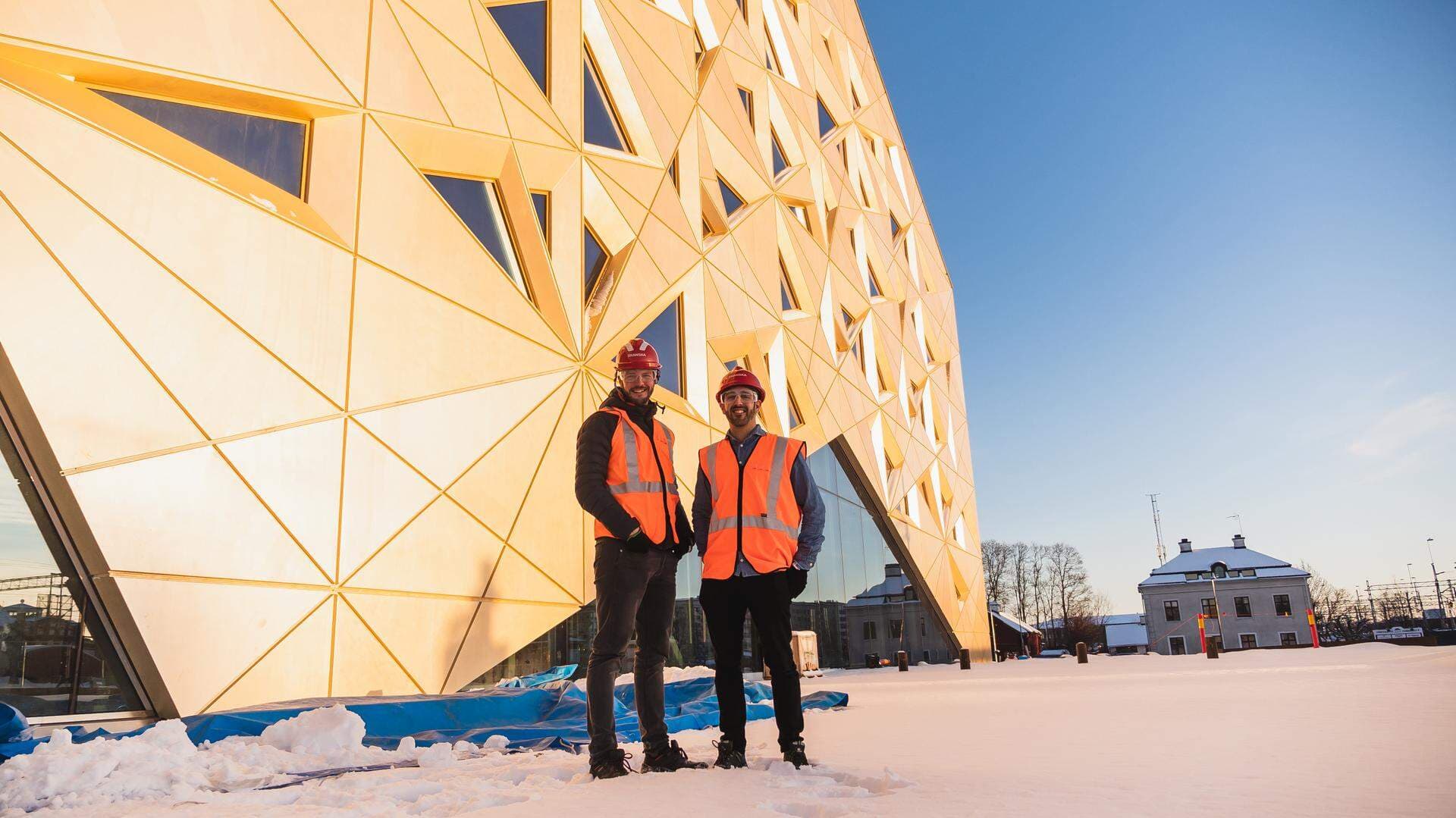 Jason Dainter med kollega framför byggnaden Base10