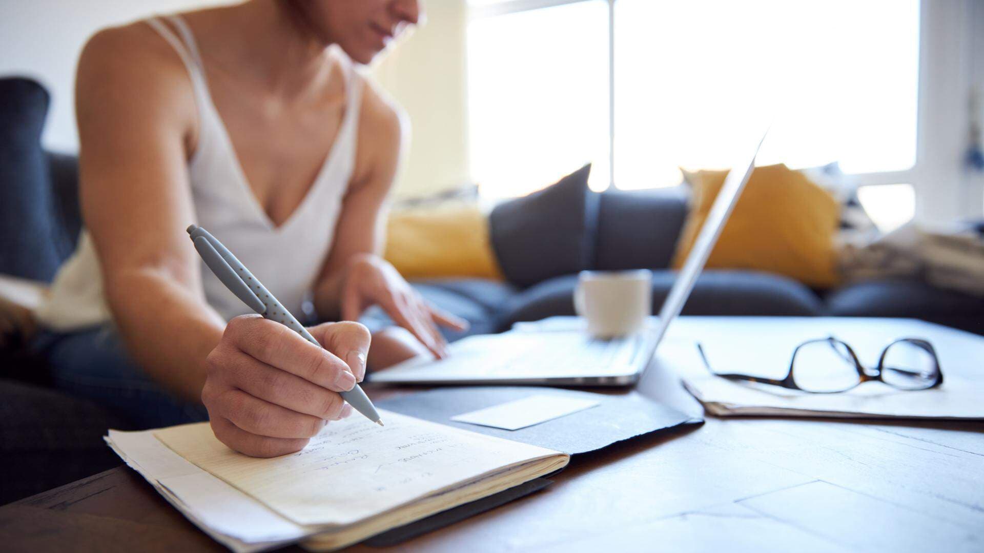 Kvinna som arbetar hemma