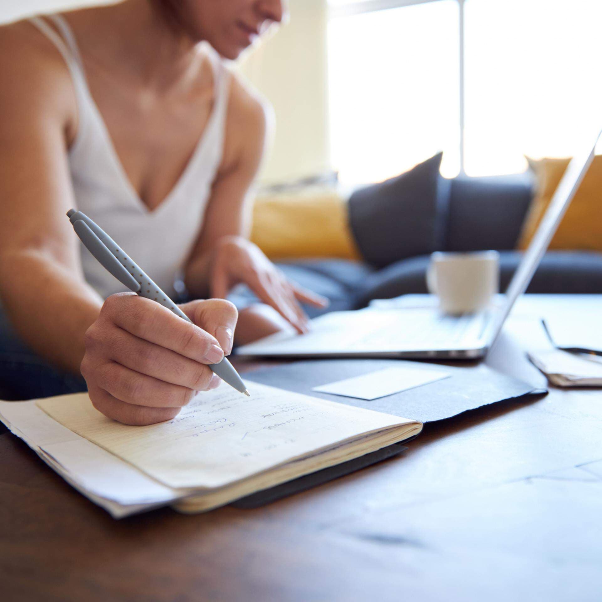 Kvinna som arbetar hemma