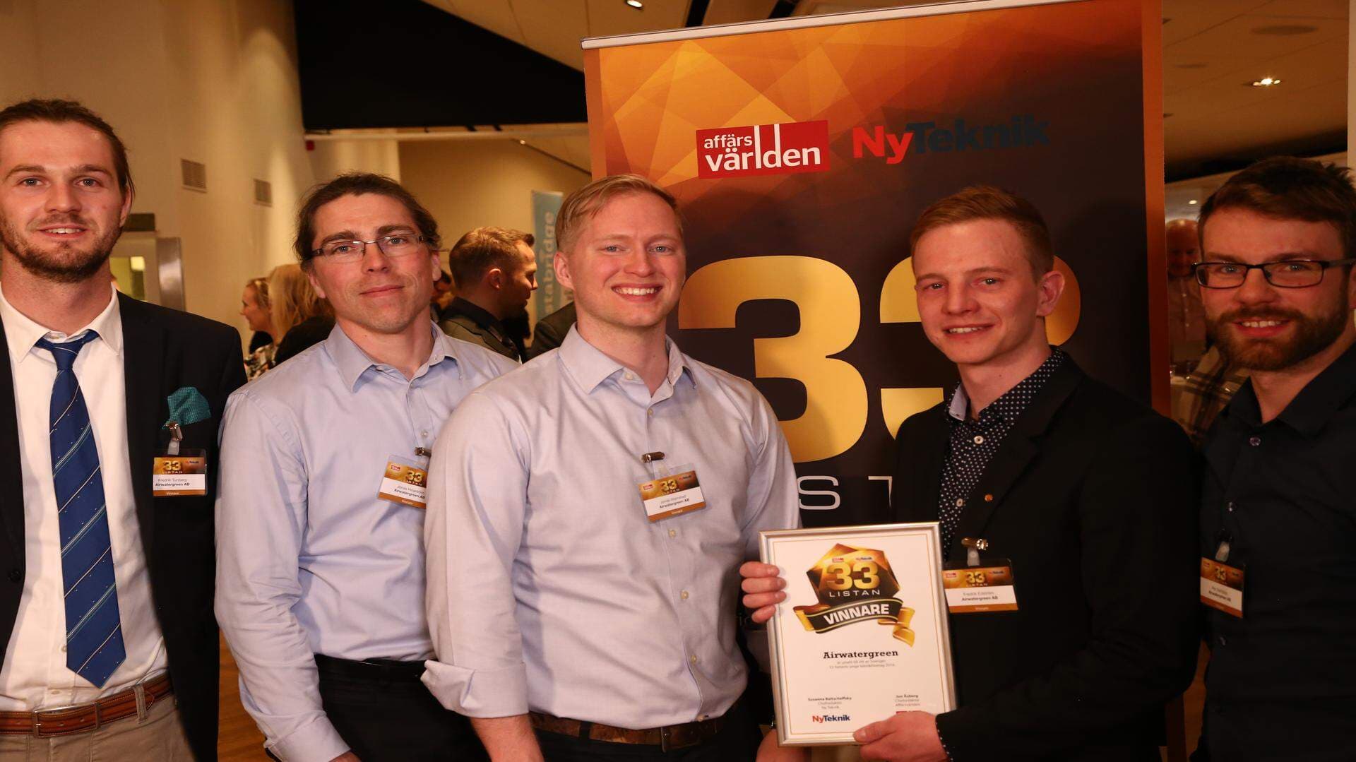 Från prisutdelning för 33-listan som de fått tidigare, där har de även med kollegor på bilden (i mitten Jonas (vä) och Fredrik (hö). 33-listan är informellt SM i teknik