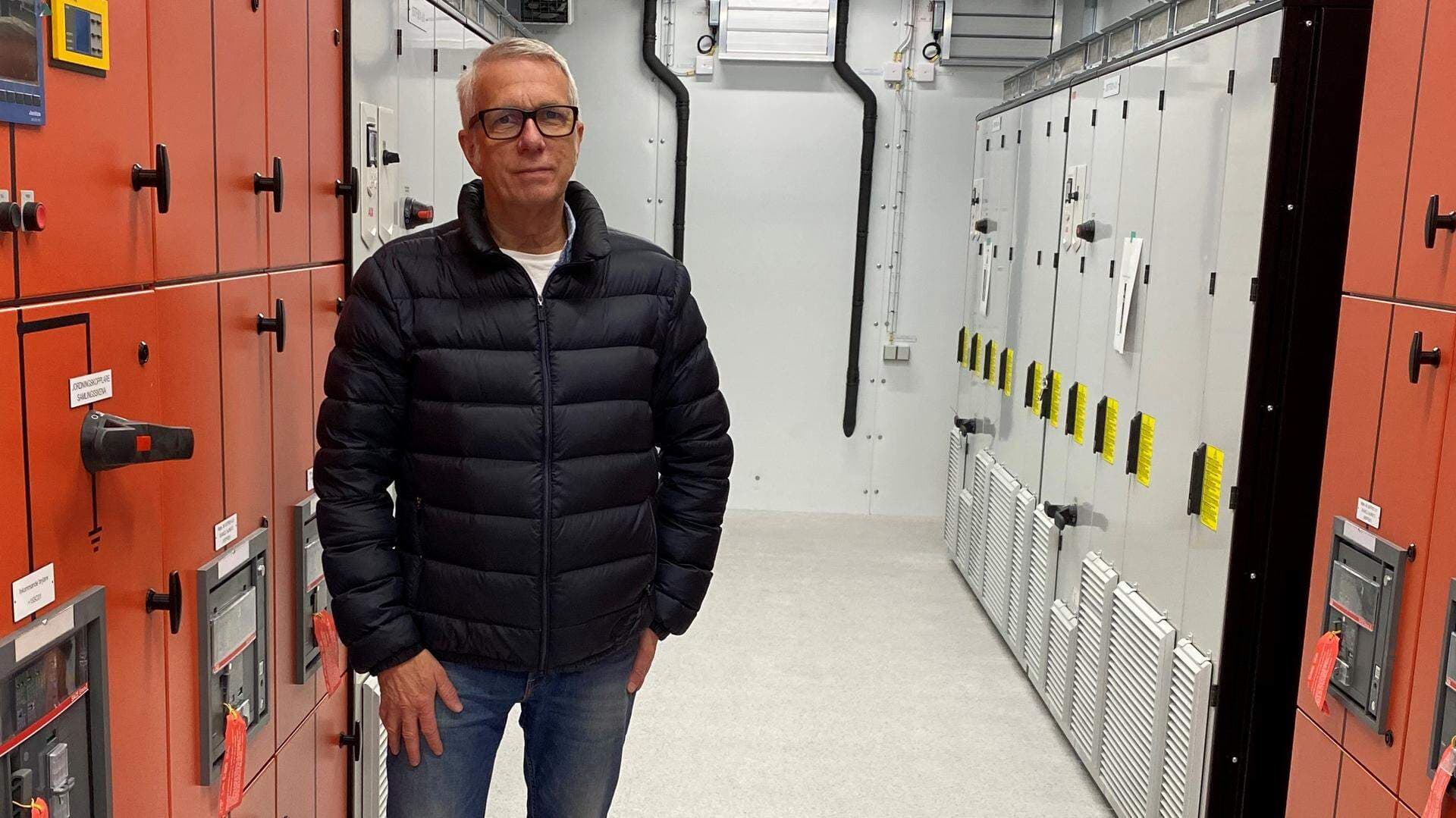 Richard Johnson, vd vid Jaco Fabriks i en modulbyggnad av en elkraftsanläggning av typen ModCon.