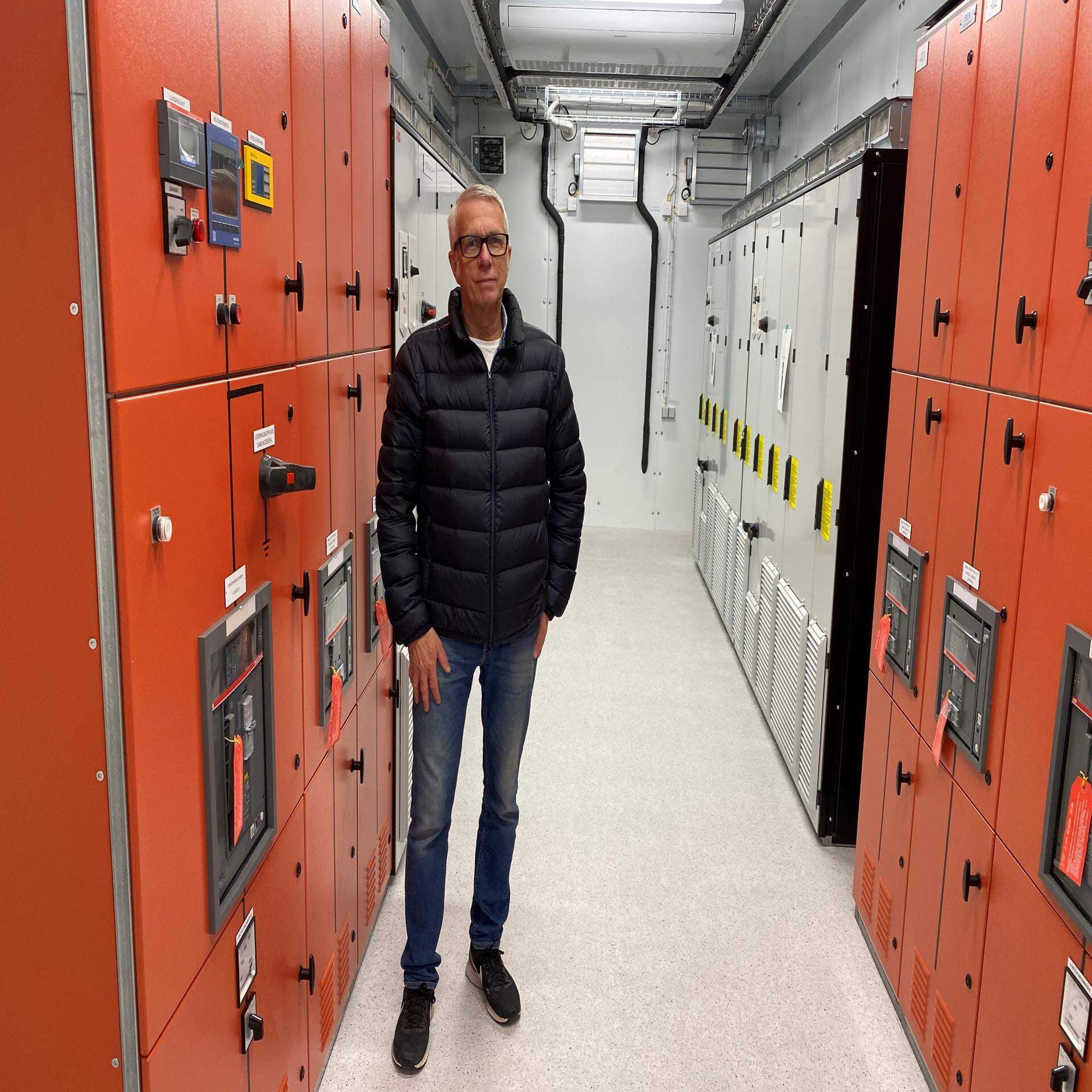 Richard Johnson, vd vid Jaco Fabriks i en modulbyggnad av en elkraftsanläggning av typen ModCon.