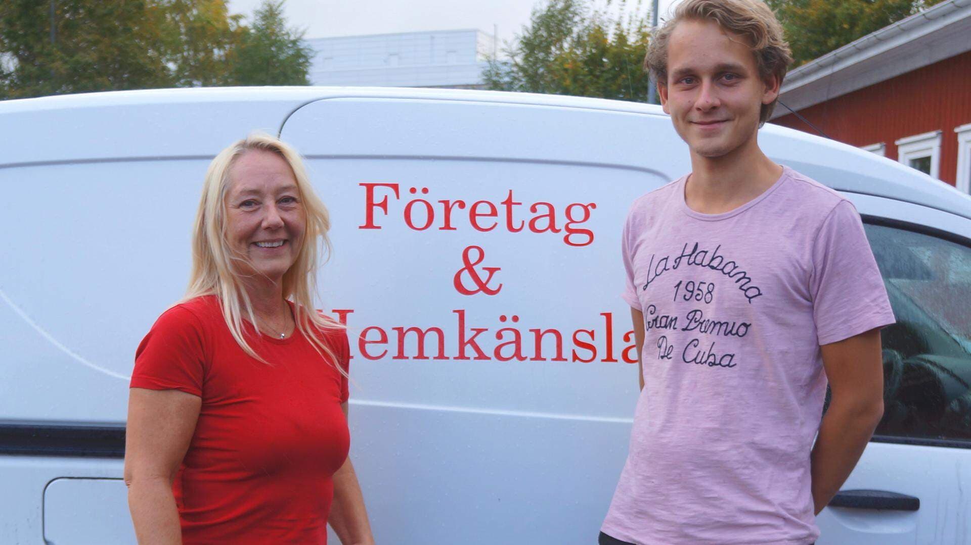 Maria & William framför en av företagets bilar