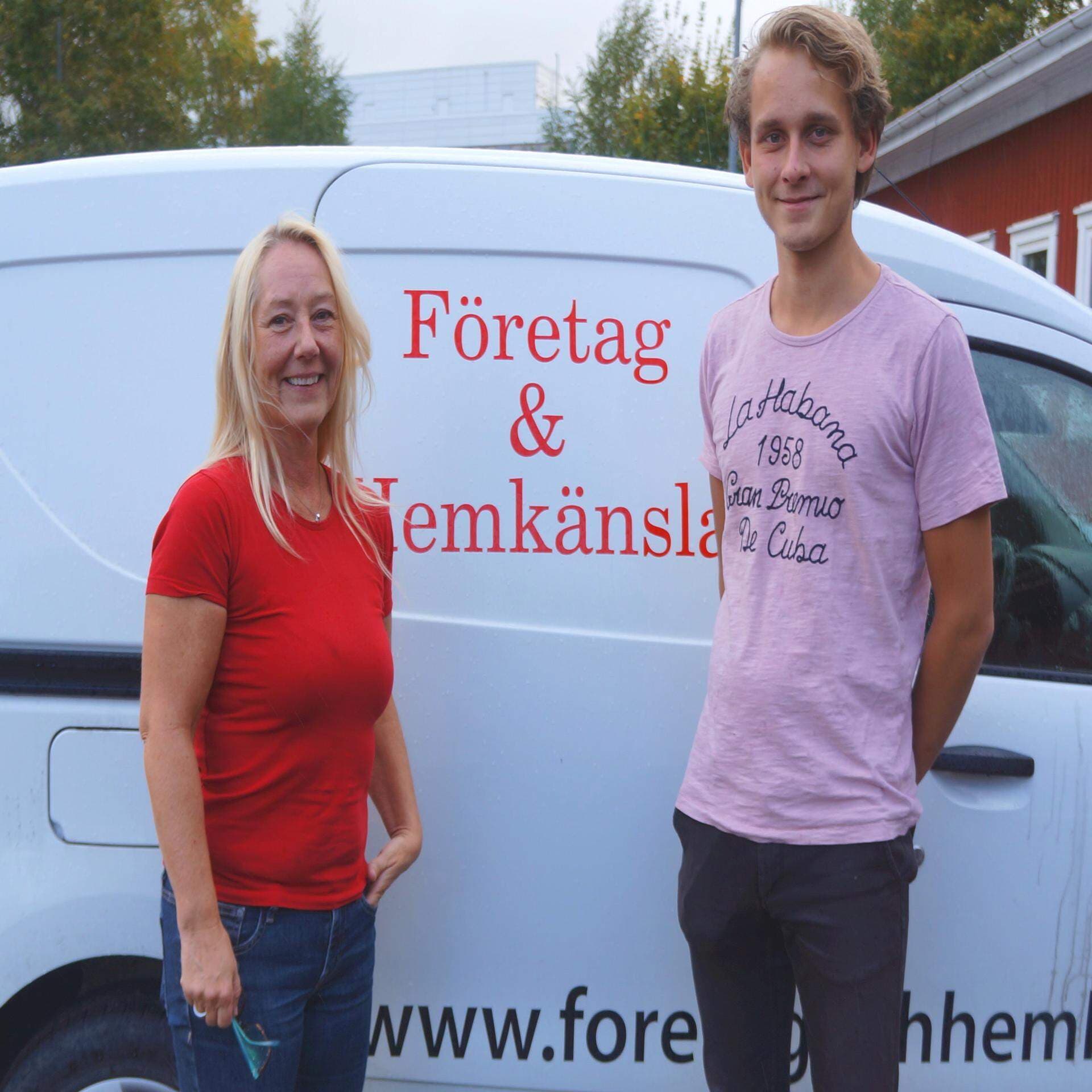 Maria & William framför en av företagets bilar