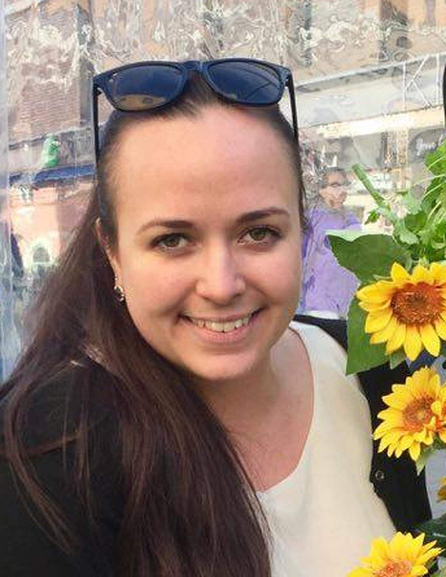 Klara-Maria Mach bredvid ett gäng solrosor