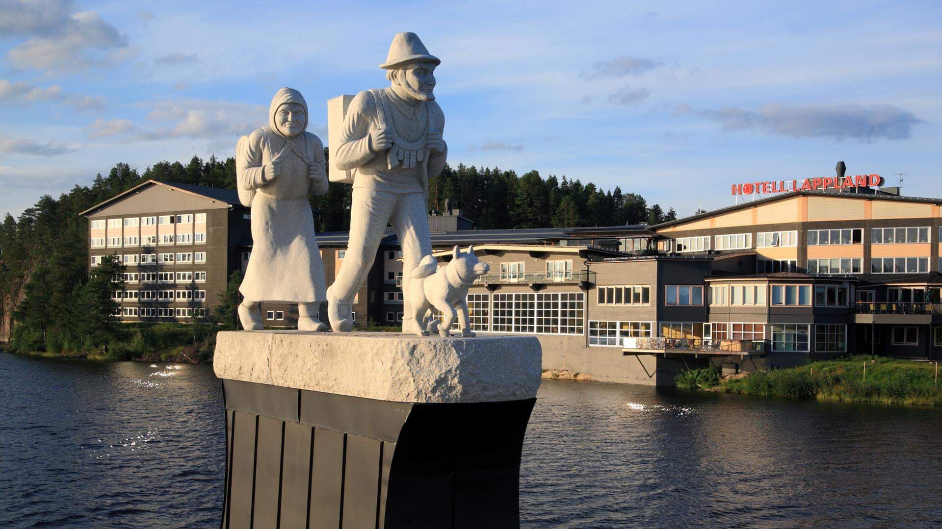 Staty i vatten med ett hotell i bakgrunden