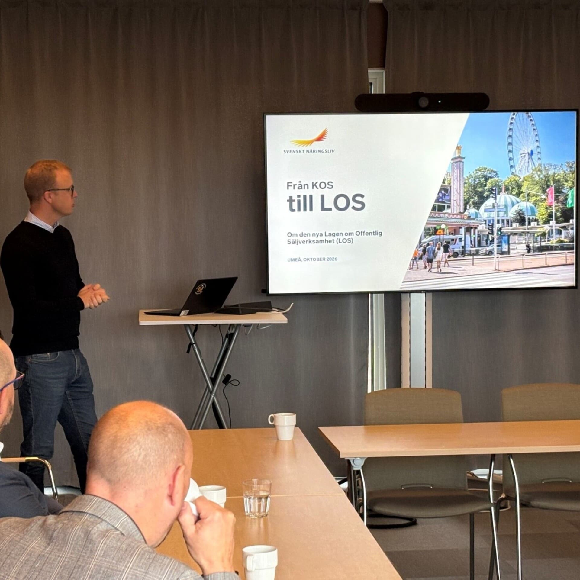 Stefan Sagebro framför en presentation under ett möte om LOS.