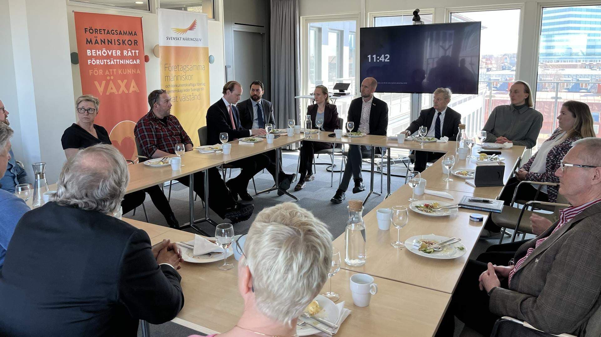 Människor runt ett konferensbord