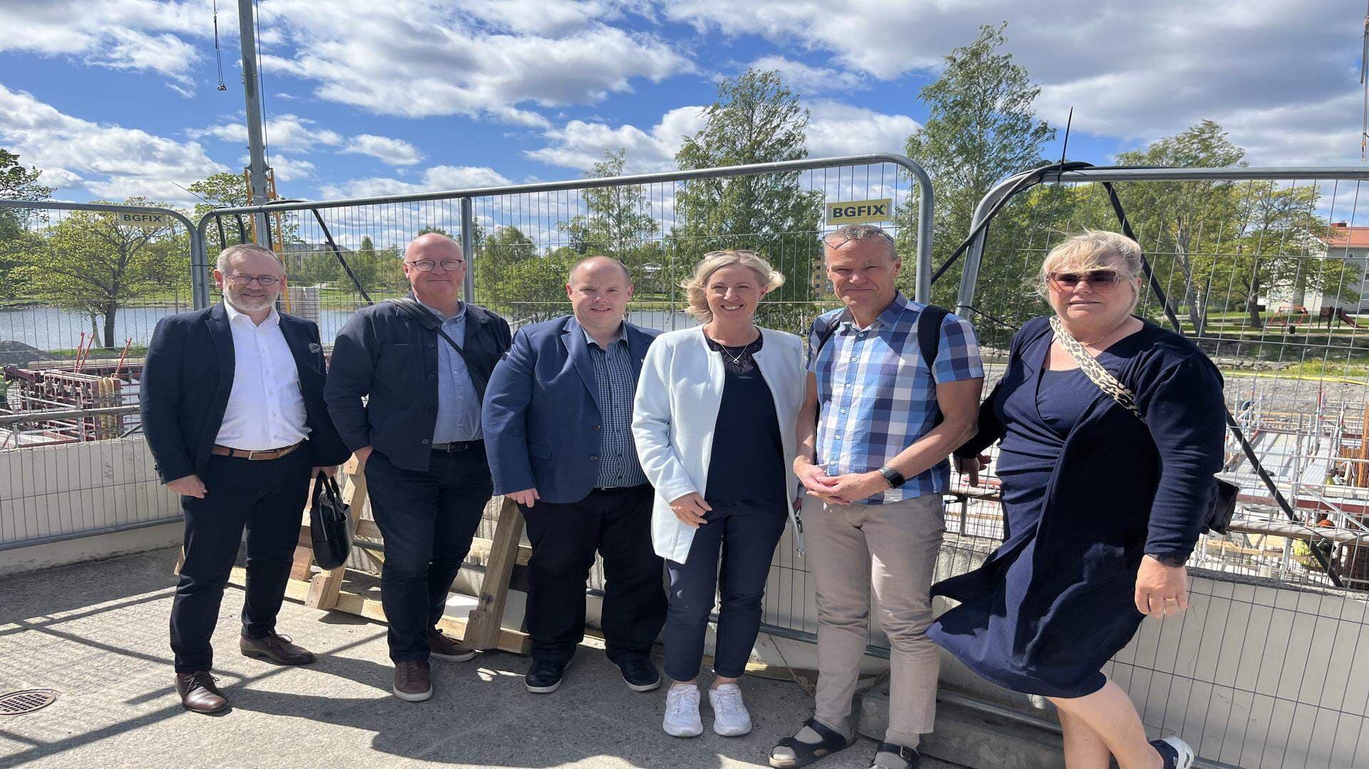 En grupp människor framför ett staket