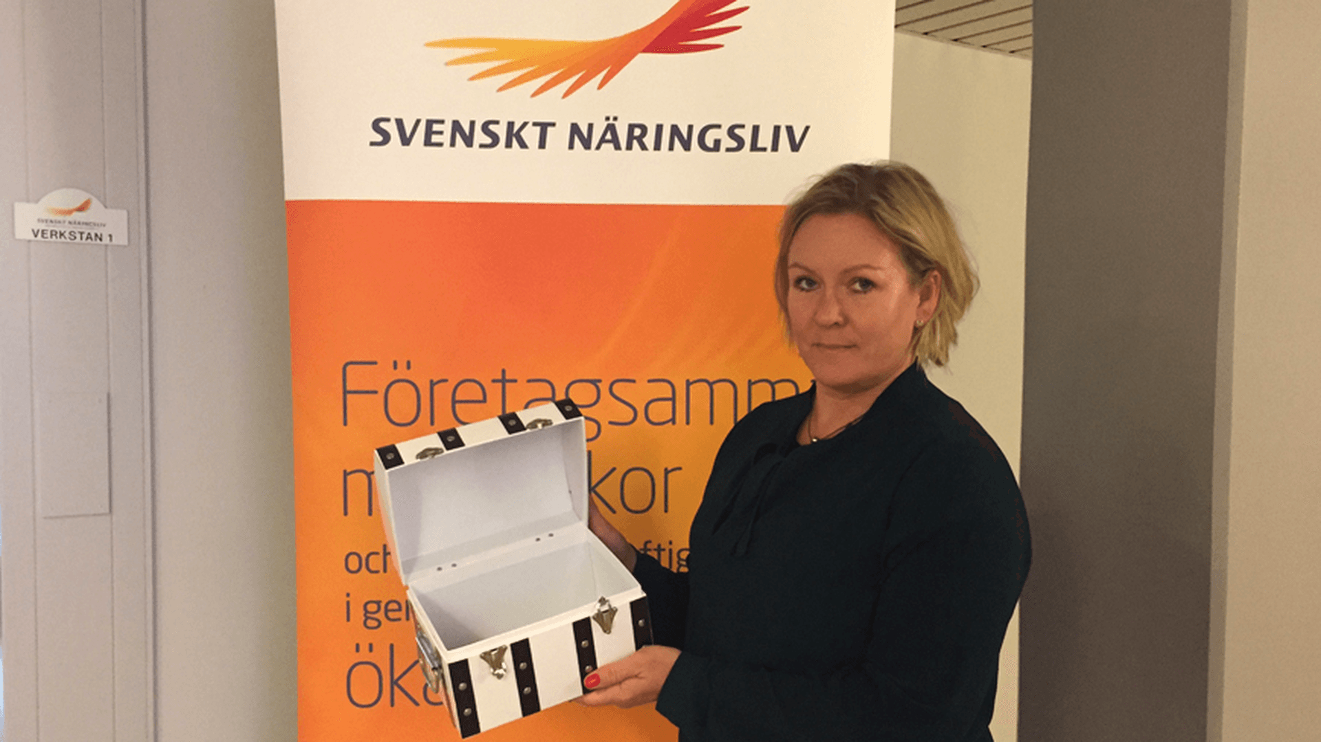 Anna Hedensjö Johansson håller i en tom skattkista