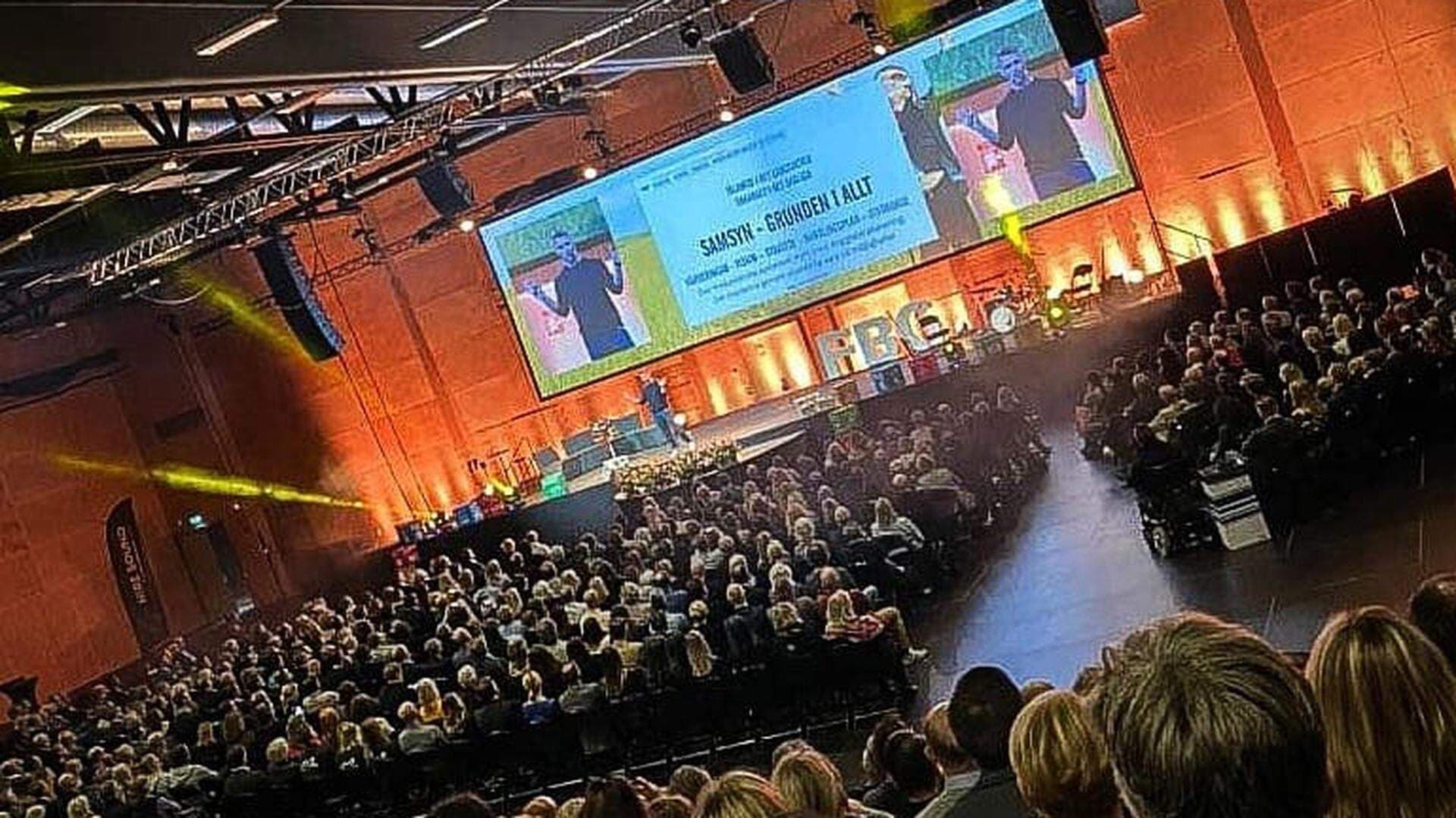 Publik lyssnar på en föreläsning