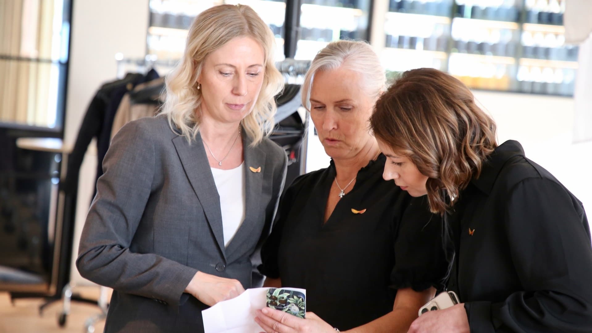 Svenskt Näringslivs trio Eva Nordlander, Mia Berglund och Rebecka Wahlgren pratar ihop sig innan mötet.