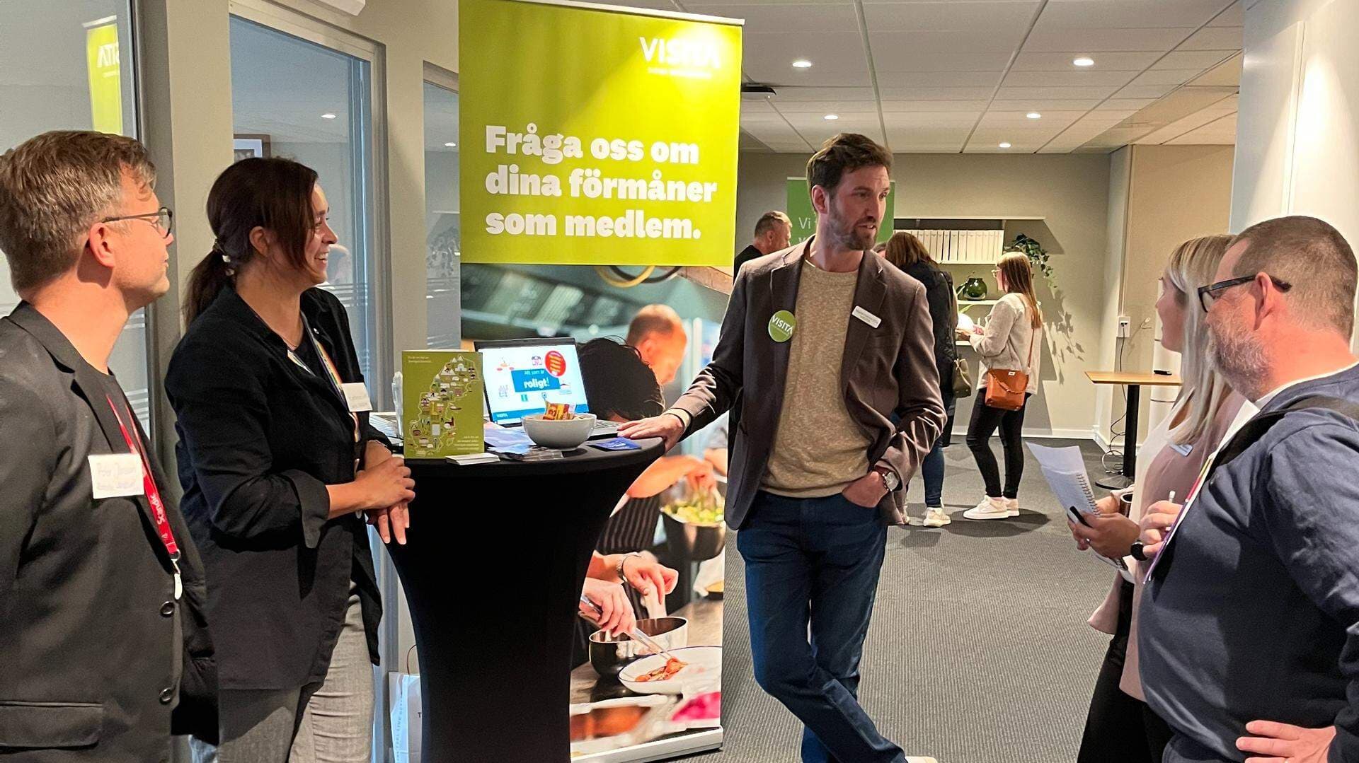 Människor som står och samtalar