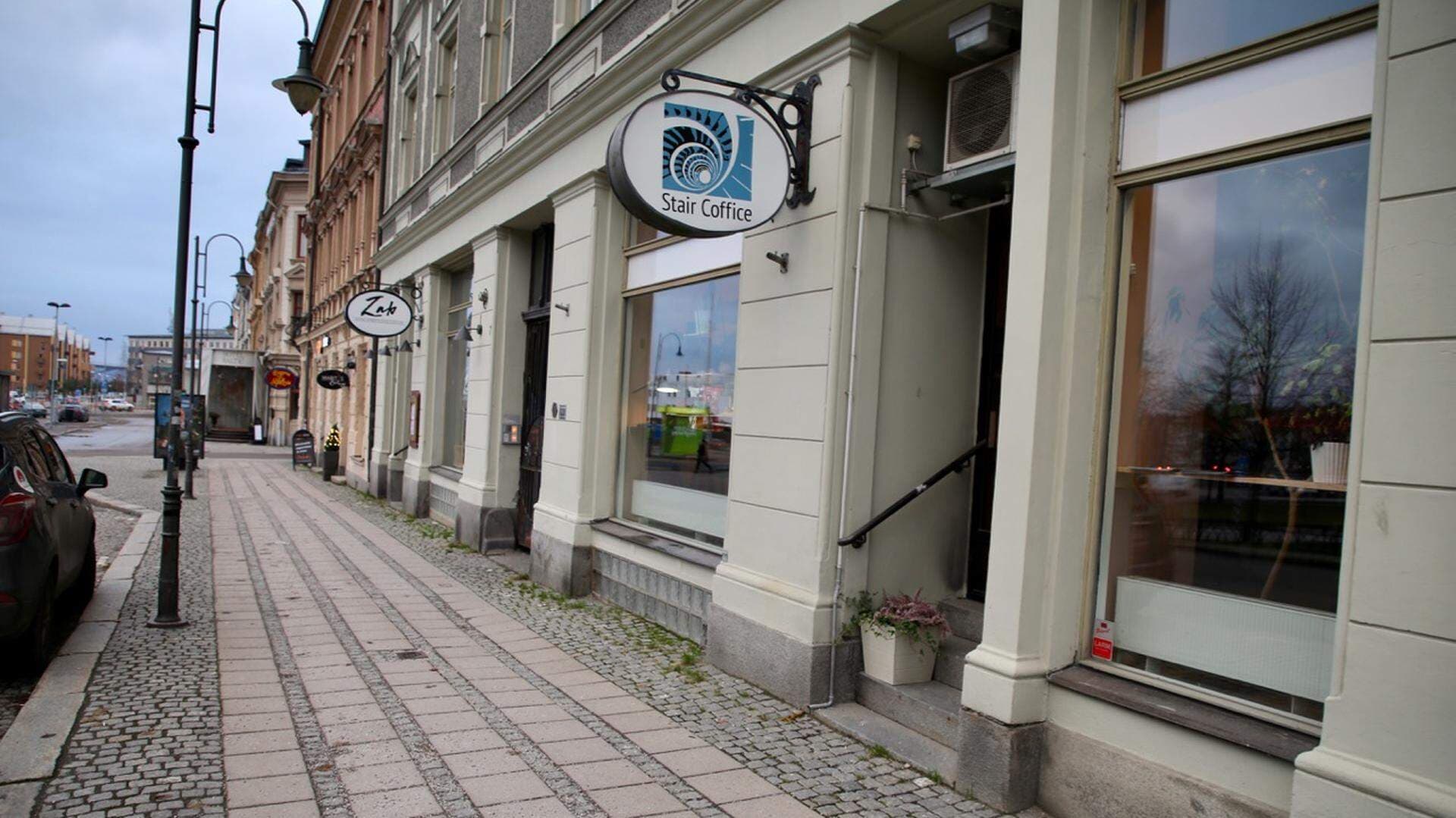 Gatuvy med skylt till Stair Coffice