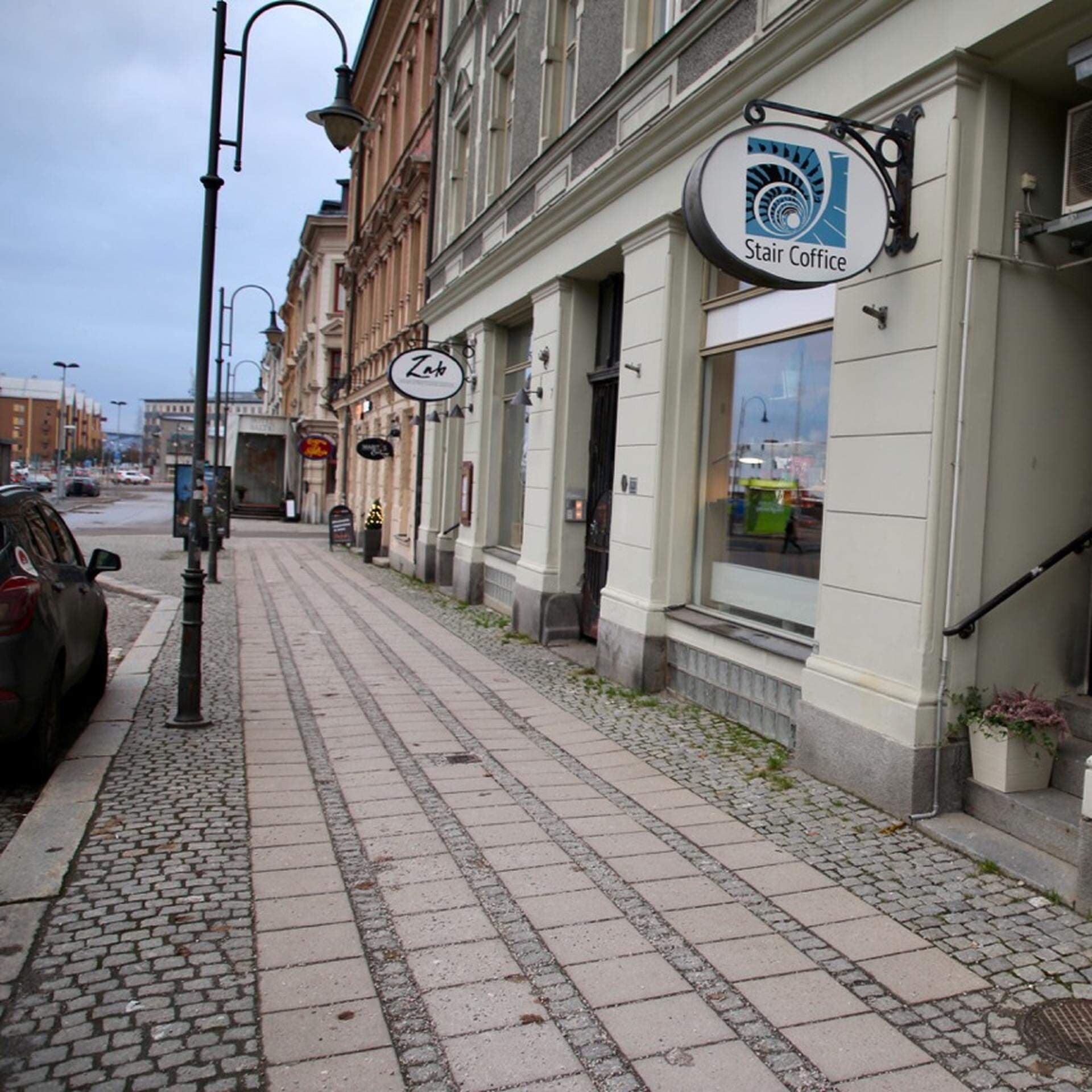 Gatuvy med skylt till Stair Coffice