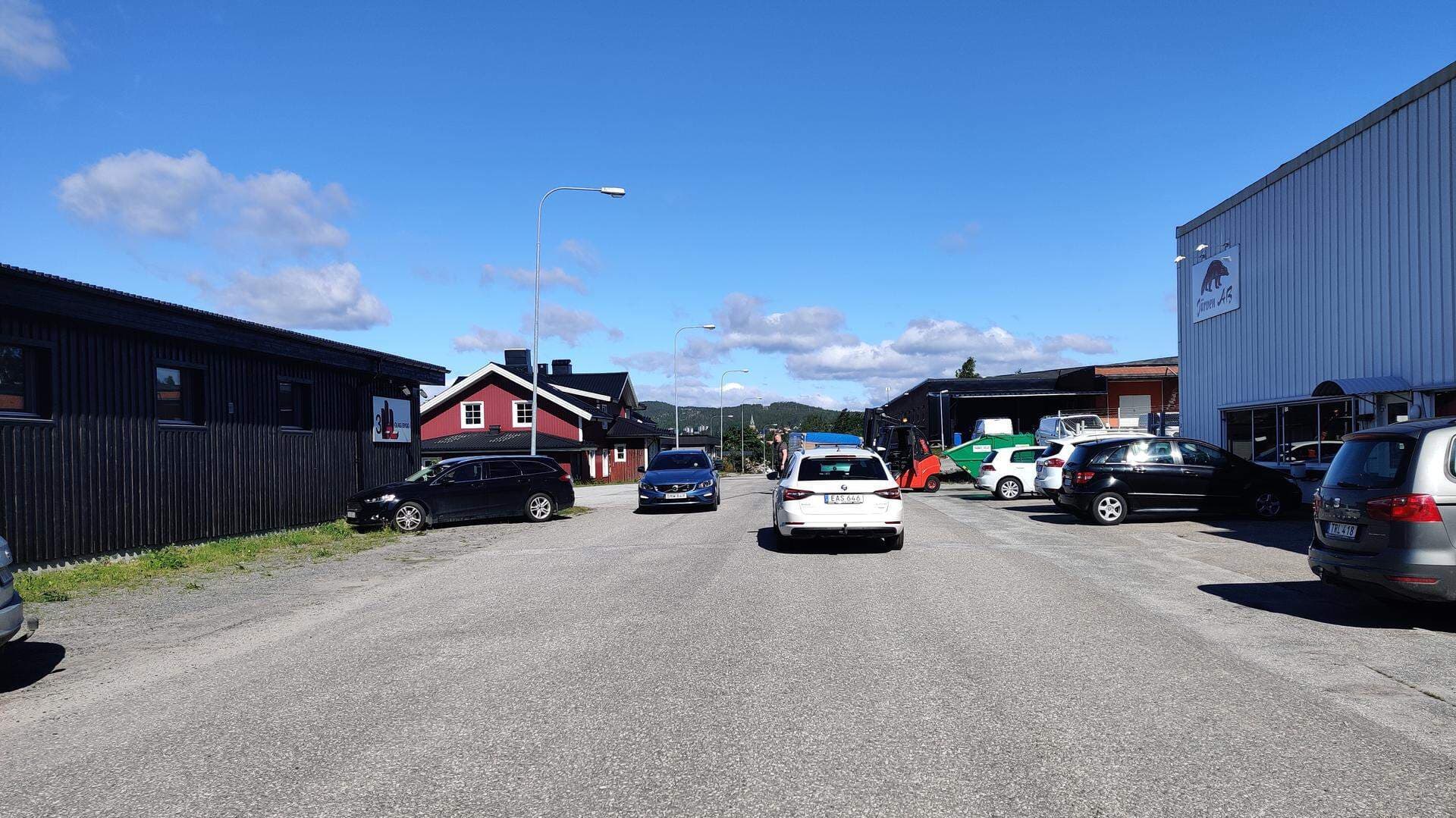 Parkering i anslutning till väg utanför Järven Health Care