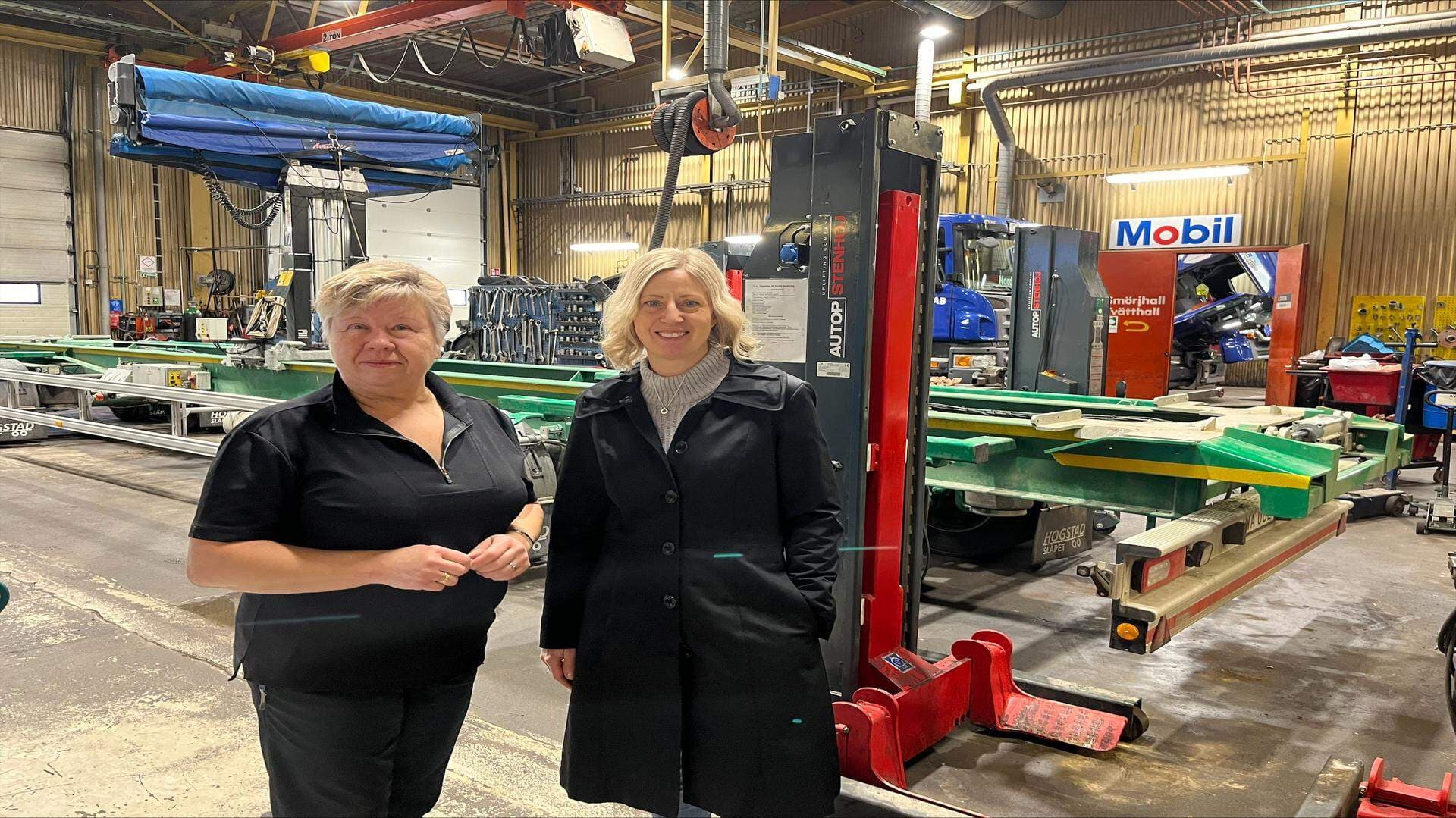 Katarina Dufvenberg och Eva Nordlander står i en lastbilsverkstad