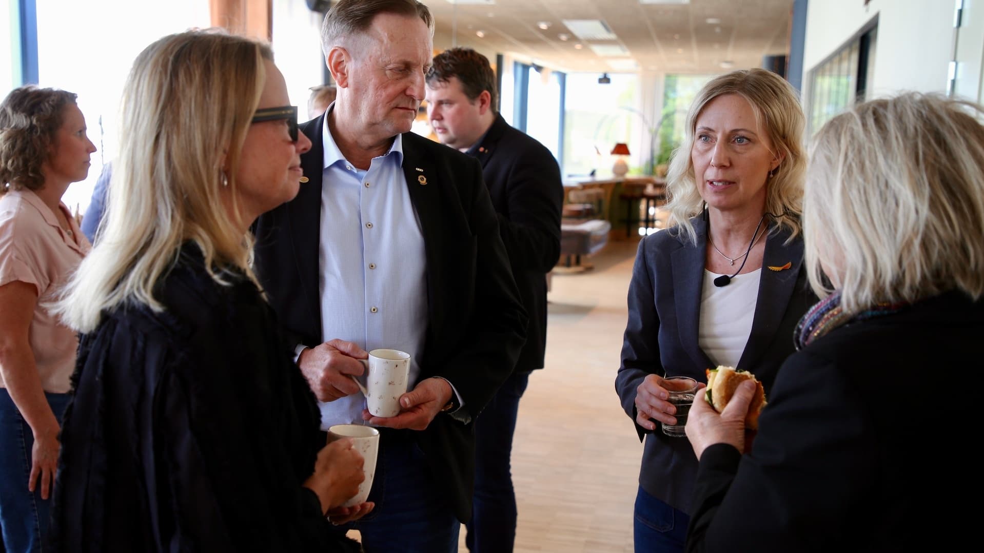 Mingel i foajén på Härnö Gin hotell.