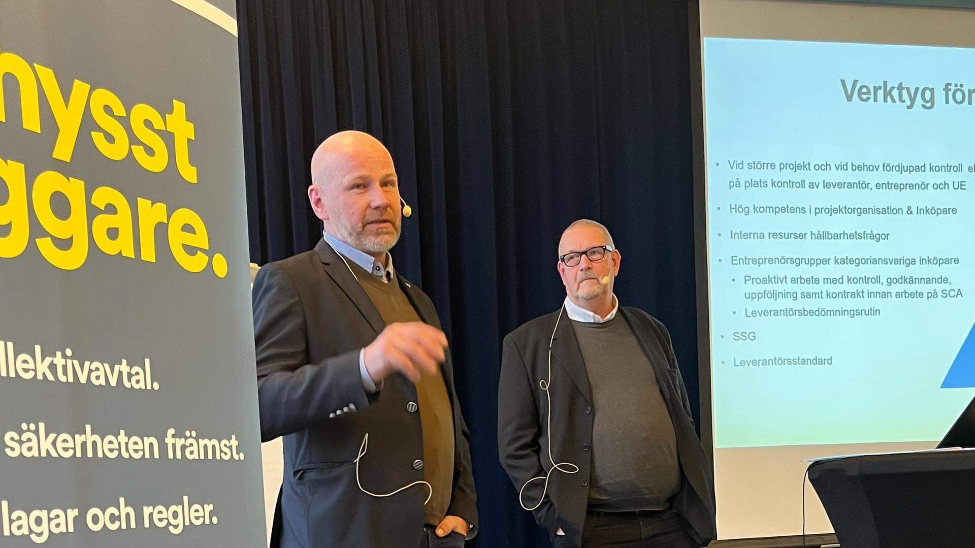 Två personer på scen