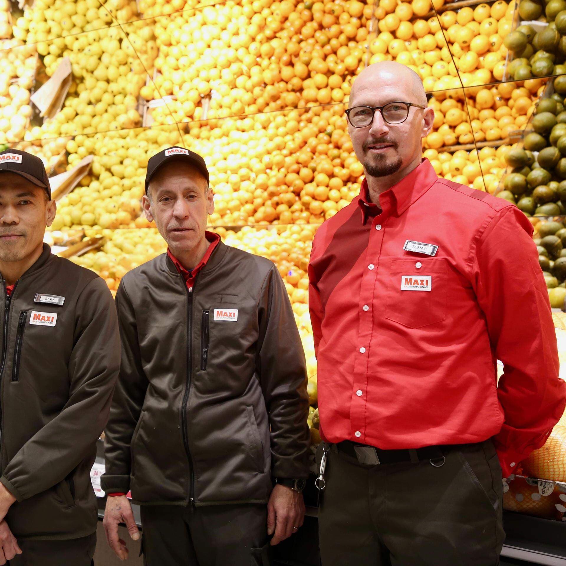 Fyra personer framför en fruktdisk