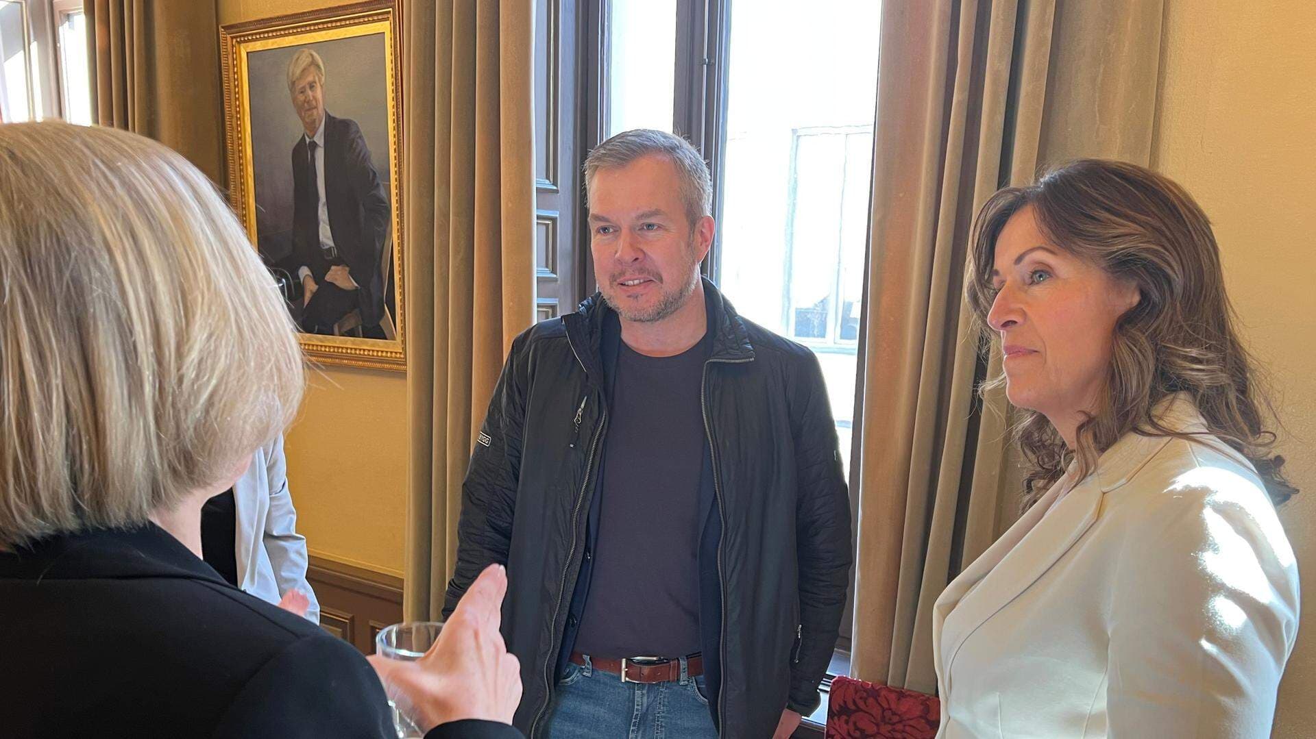 Tre människor samtalar