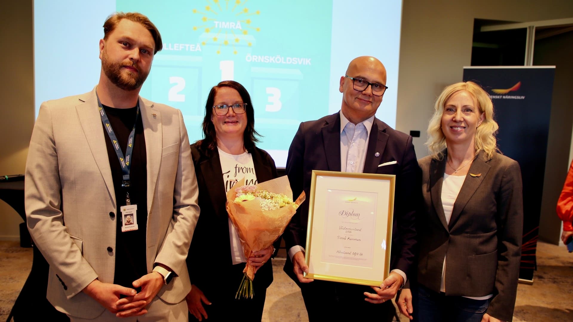 Representanter från Timrå kommun som tagit emot diplom för länets bästa företagsklimat och Eva Nordlander, regionchef vid Svenskt Näringsliv.