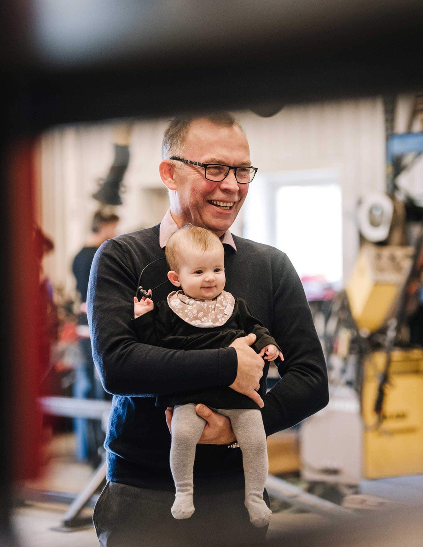 Stefan Andersson med ett barn i famnen