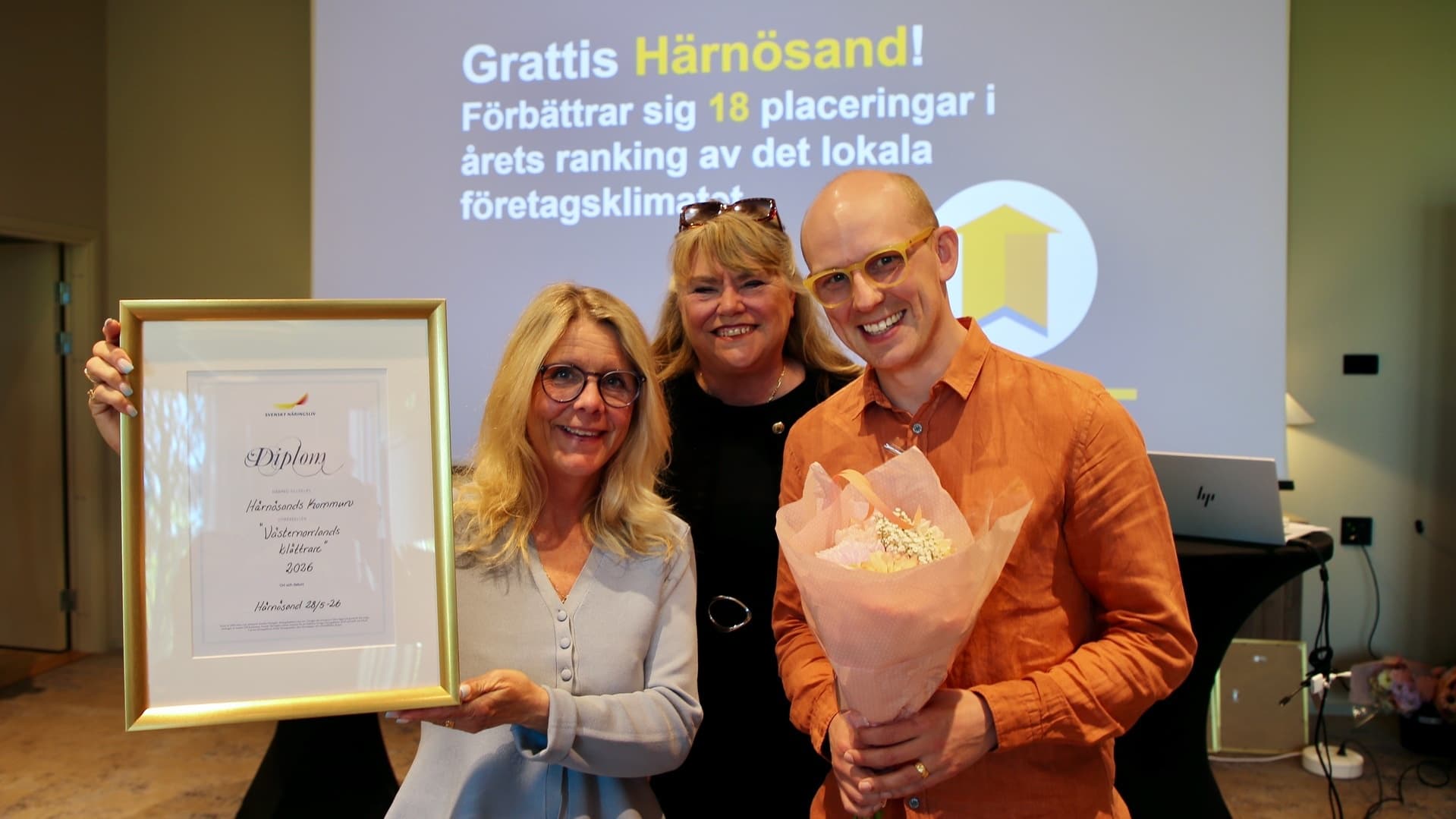 Representanter från Härnösands kommun som tagit emot diplom för länets klättrare.