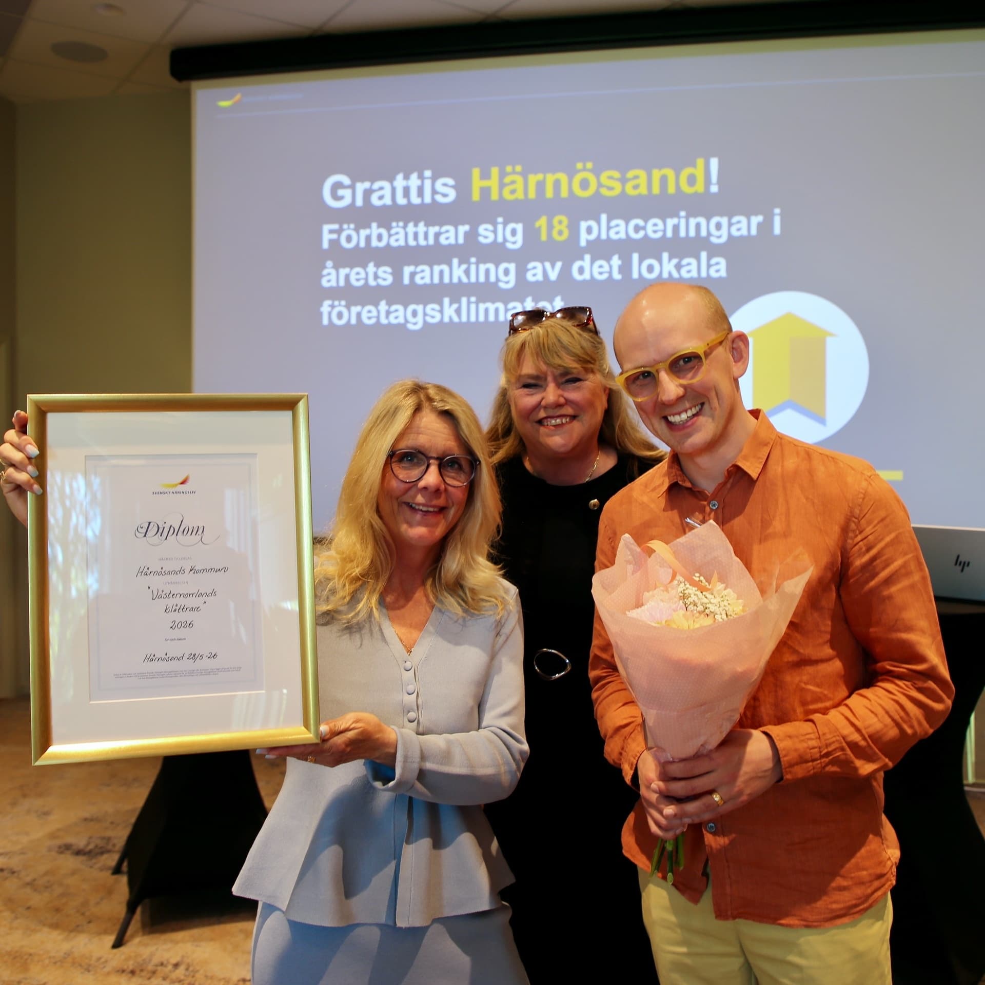 Representanter från Härnösands kommun som tagit emot diplom för länets klättrare.