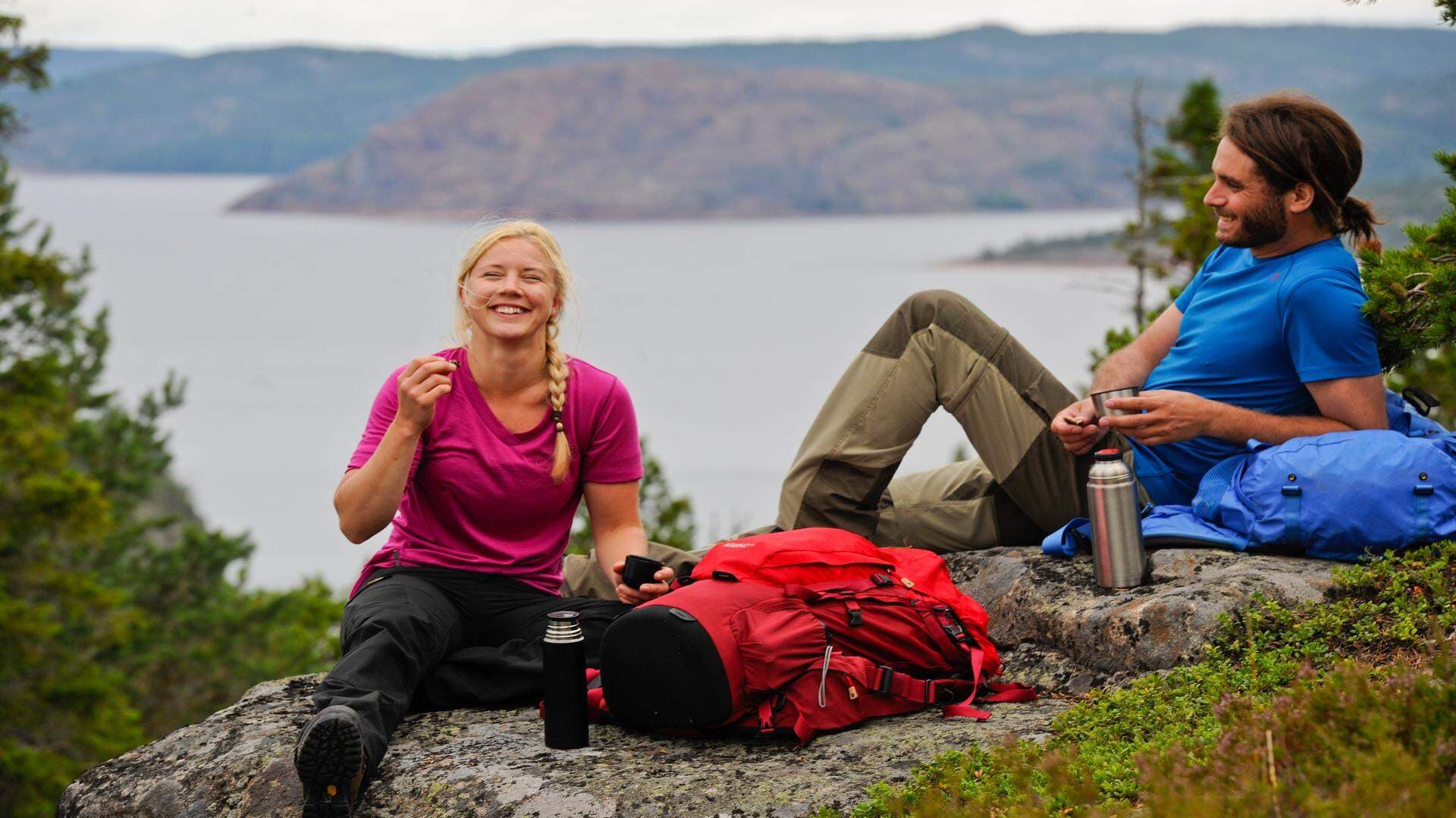 Två människor som fikar ute i naturen