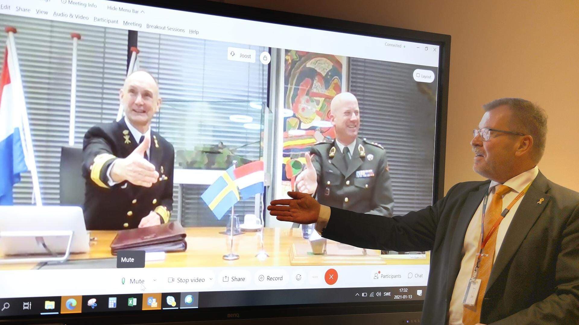 Tommy Gustafsson-Rask skakar hand virtuellt med amiral Arie Jan de Waard och generallöjtnant Martin Wijnen.